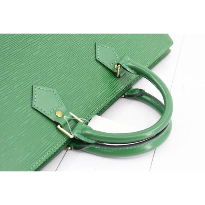 Grüne Louis Vuitton Sac Triangle-Handtasche aus Epi-Leder mit Vachetta-Leder im Zustand „Gut“ im Angebot in Irvine, CA