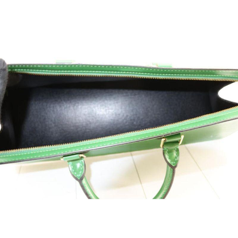 Grüne Louis Vuitton Sac Triangle-Handtasche aus Epi-Leder mit Vachetta-Leder Damen im Angebot