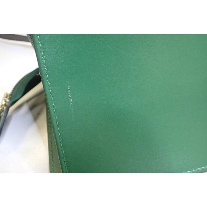 Grüne Louis Vuitton Sac Triangle-Handtasche aus Epi-Leder mit Vachetta-Leder im Angebot 2