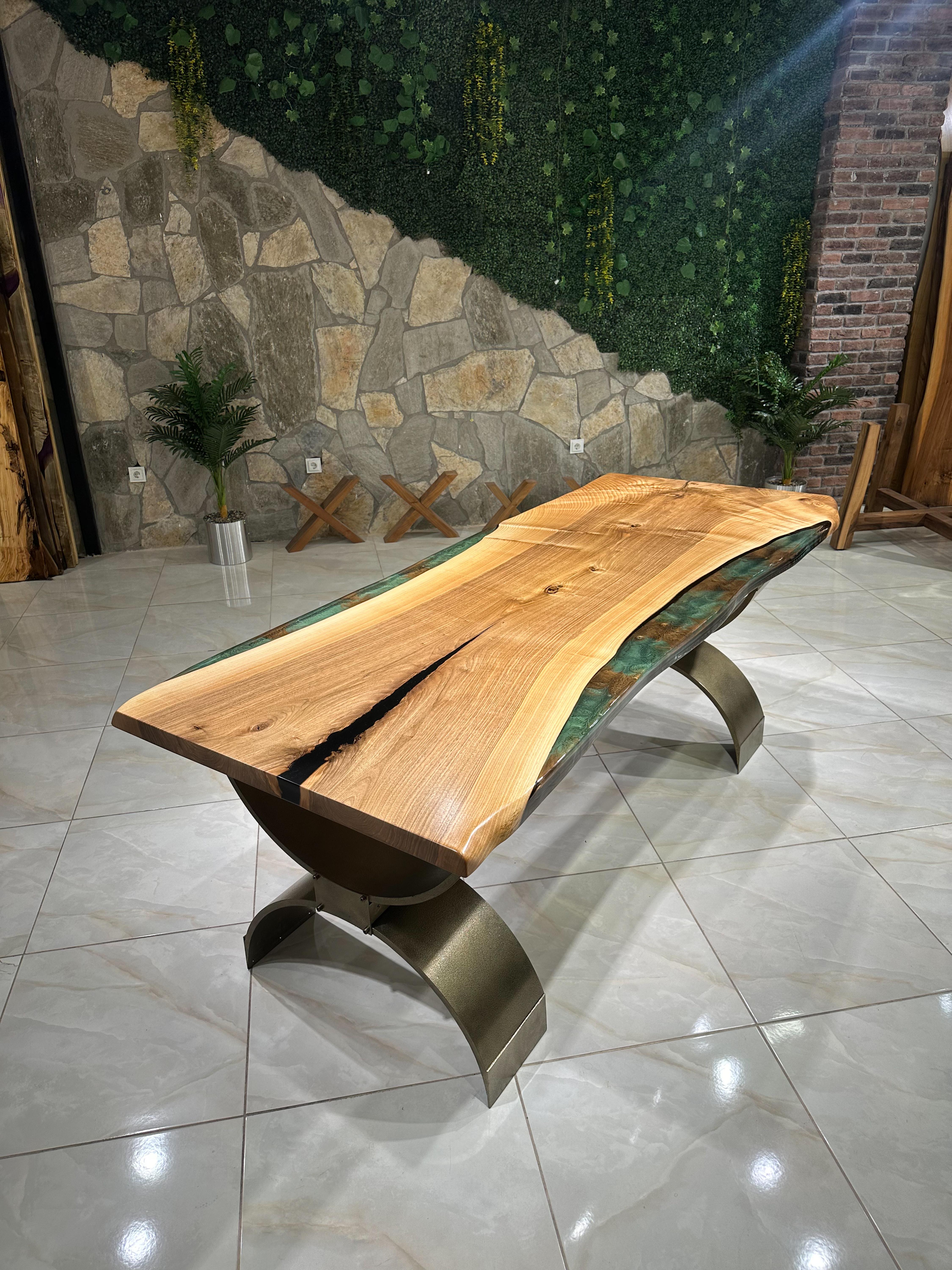 Mesa de comedor de nogal epoxi verde - Mesa de madera personalizable Siglo XXI y contemporáneo en venta