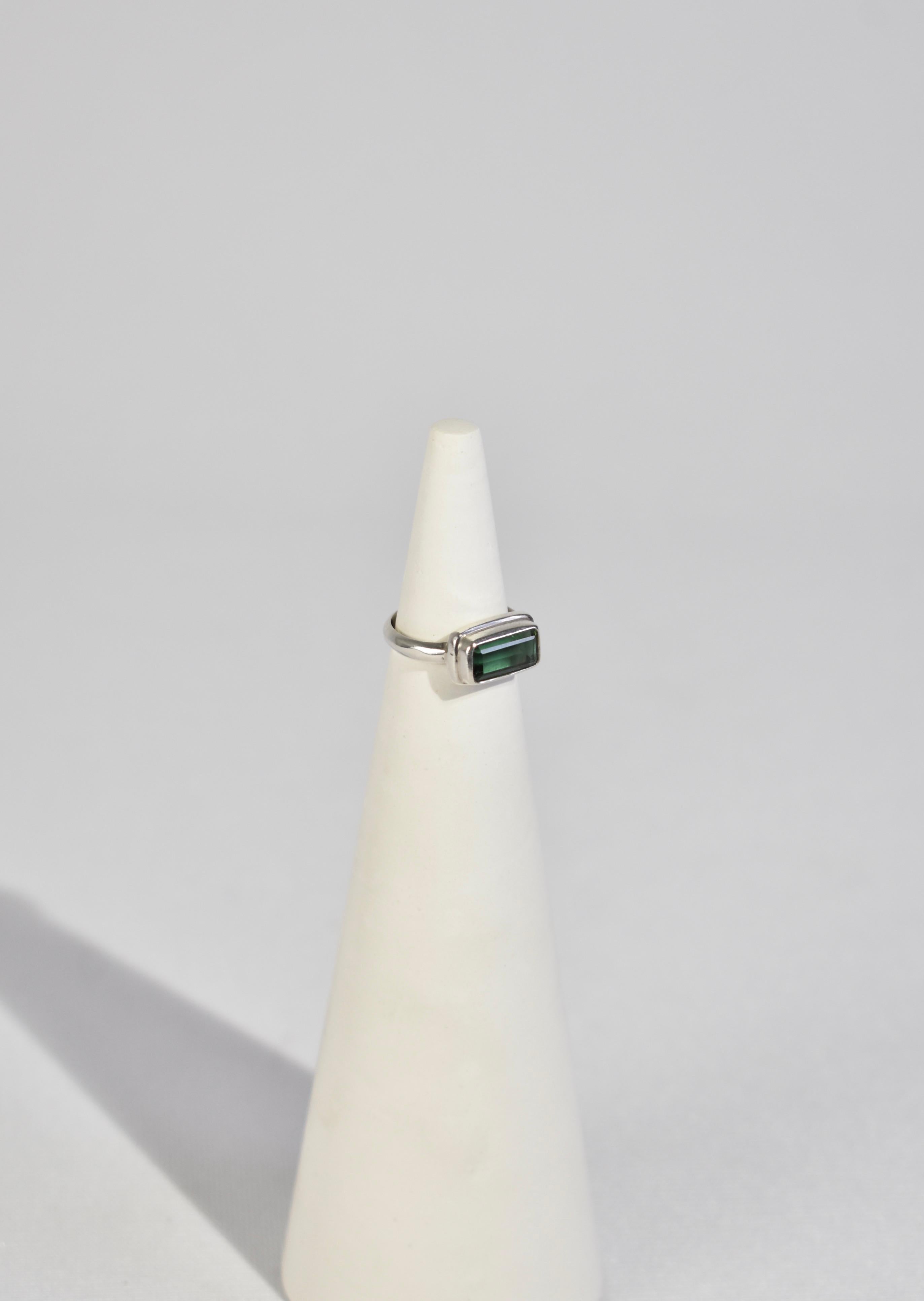 Vintage sterling ring with rectangular faceted glass detail. Stamped 925.

Material: Sterling silver, glass.

