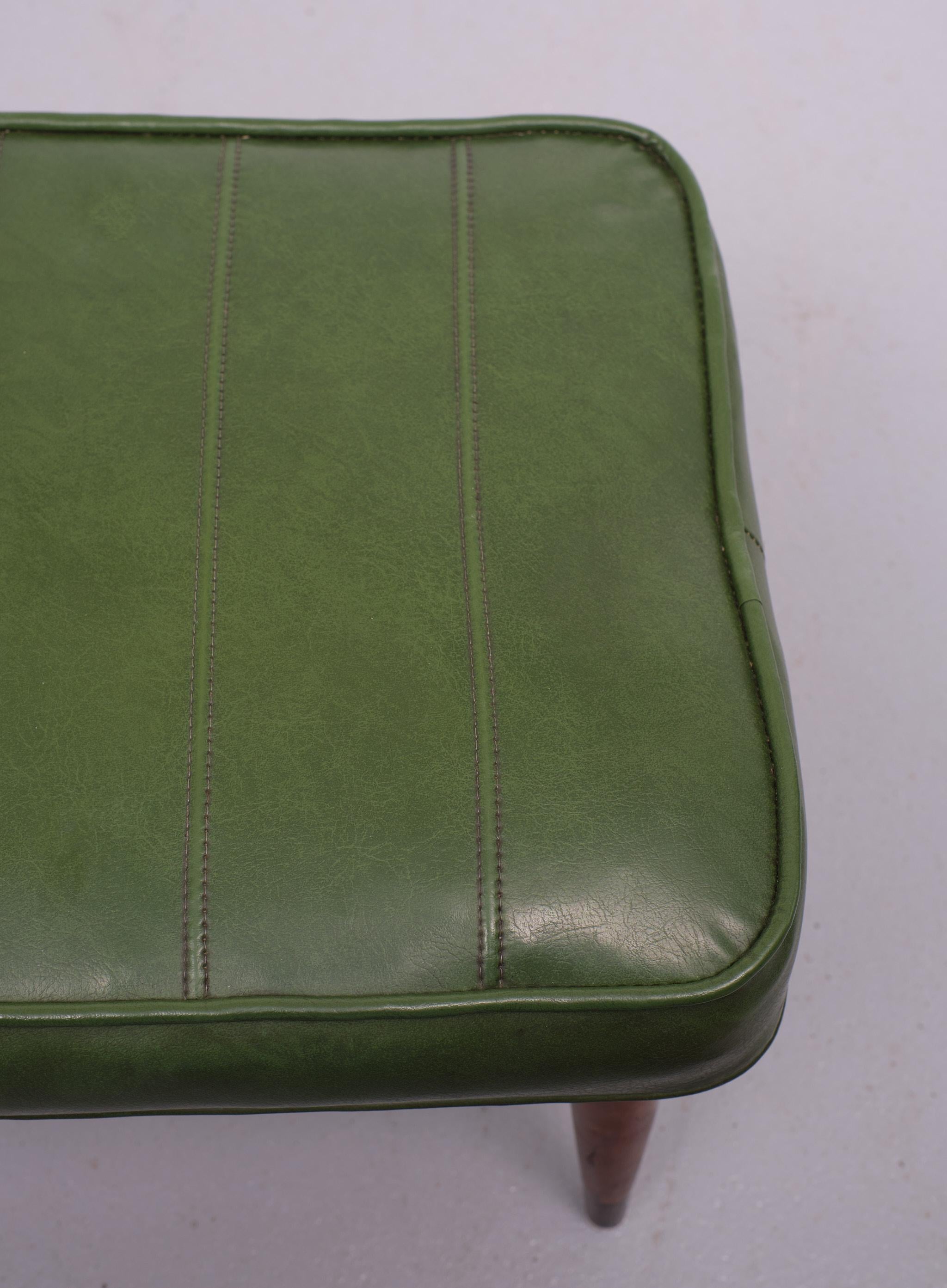 Inglese Pouf in ecopelle verde 1950 Inghilterra in vendita