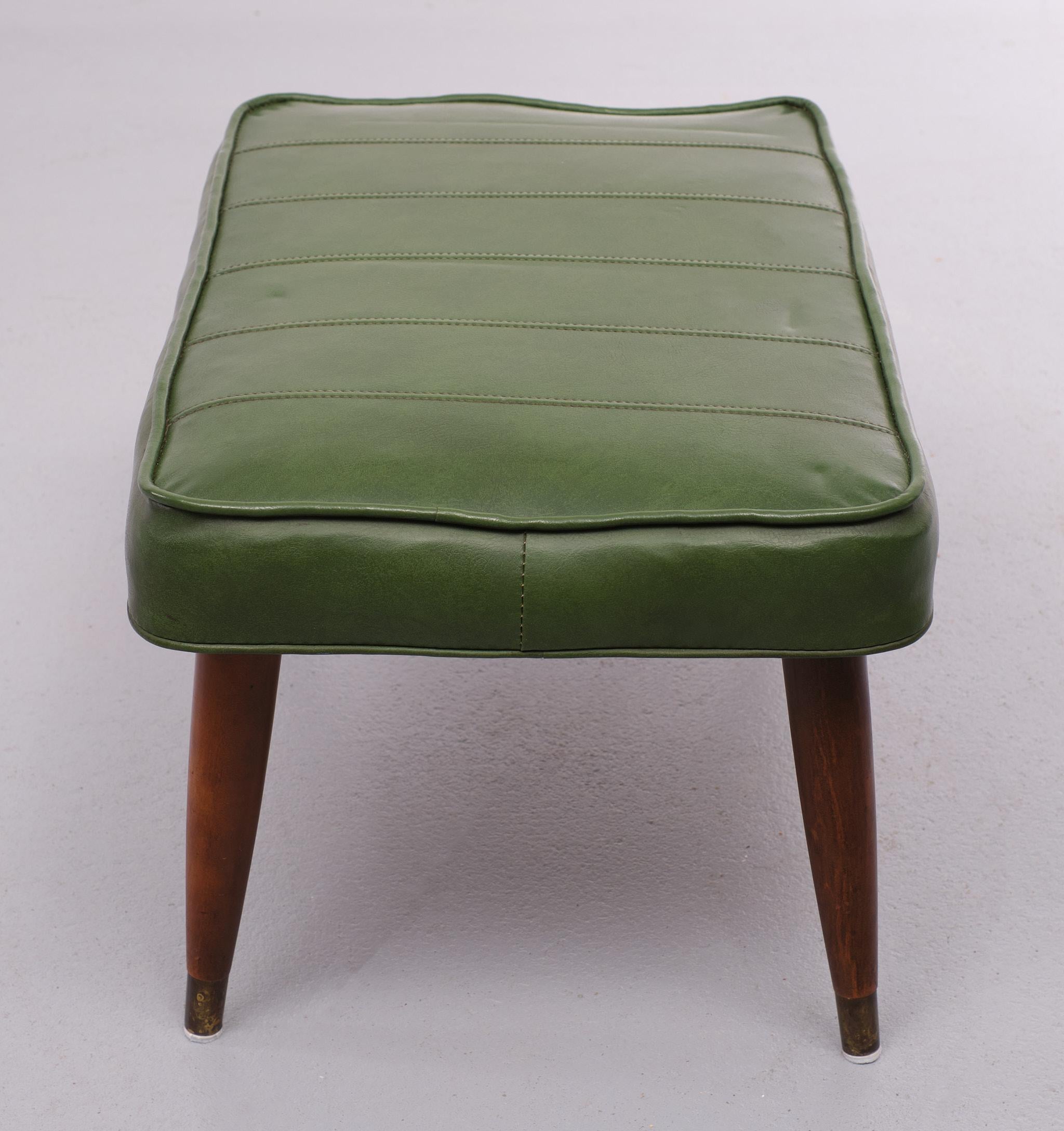 Green faux Leather ottoman 1950s England In Good Condition For Sale In Den Haag, NL