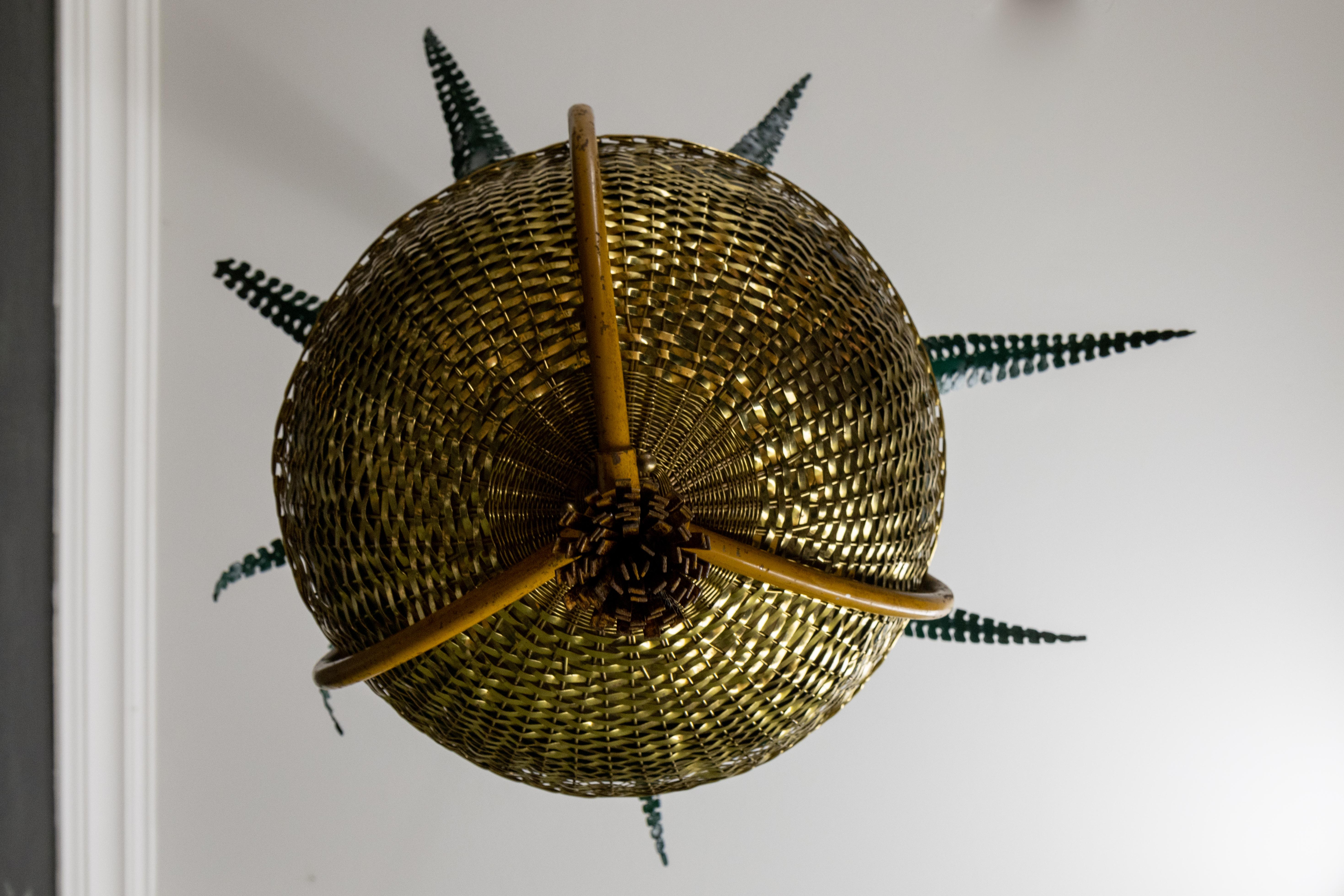 Lampadario a cesto in ottone e foglie di felce verde attribuito alla Maison Baguès, anni '50 in vendita 2