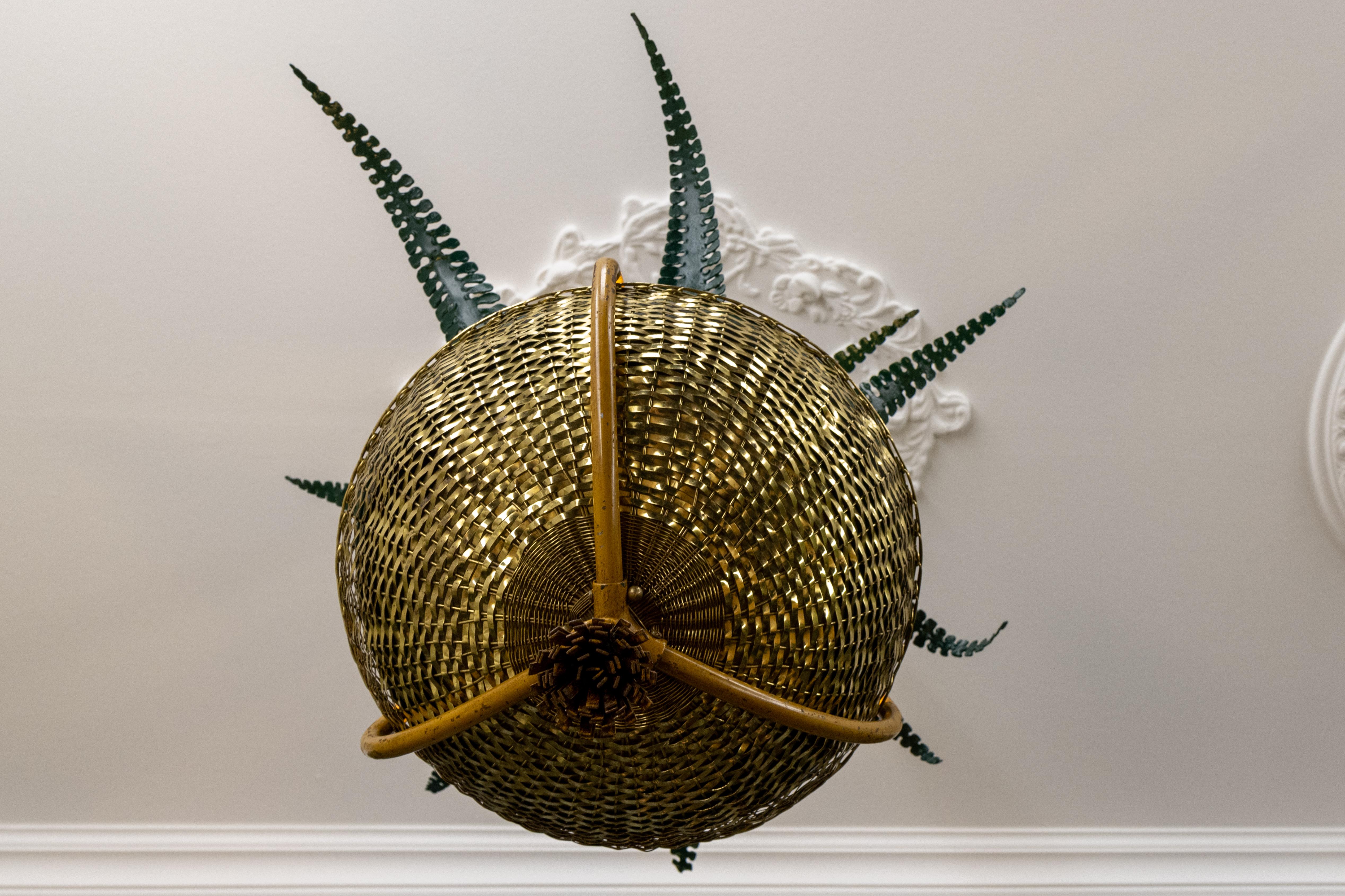 Lampadario a cesto in ottone e foglie di felce verde attribuito alla Maison Baguès, anni '50 in vendita 3