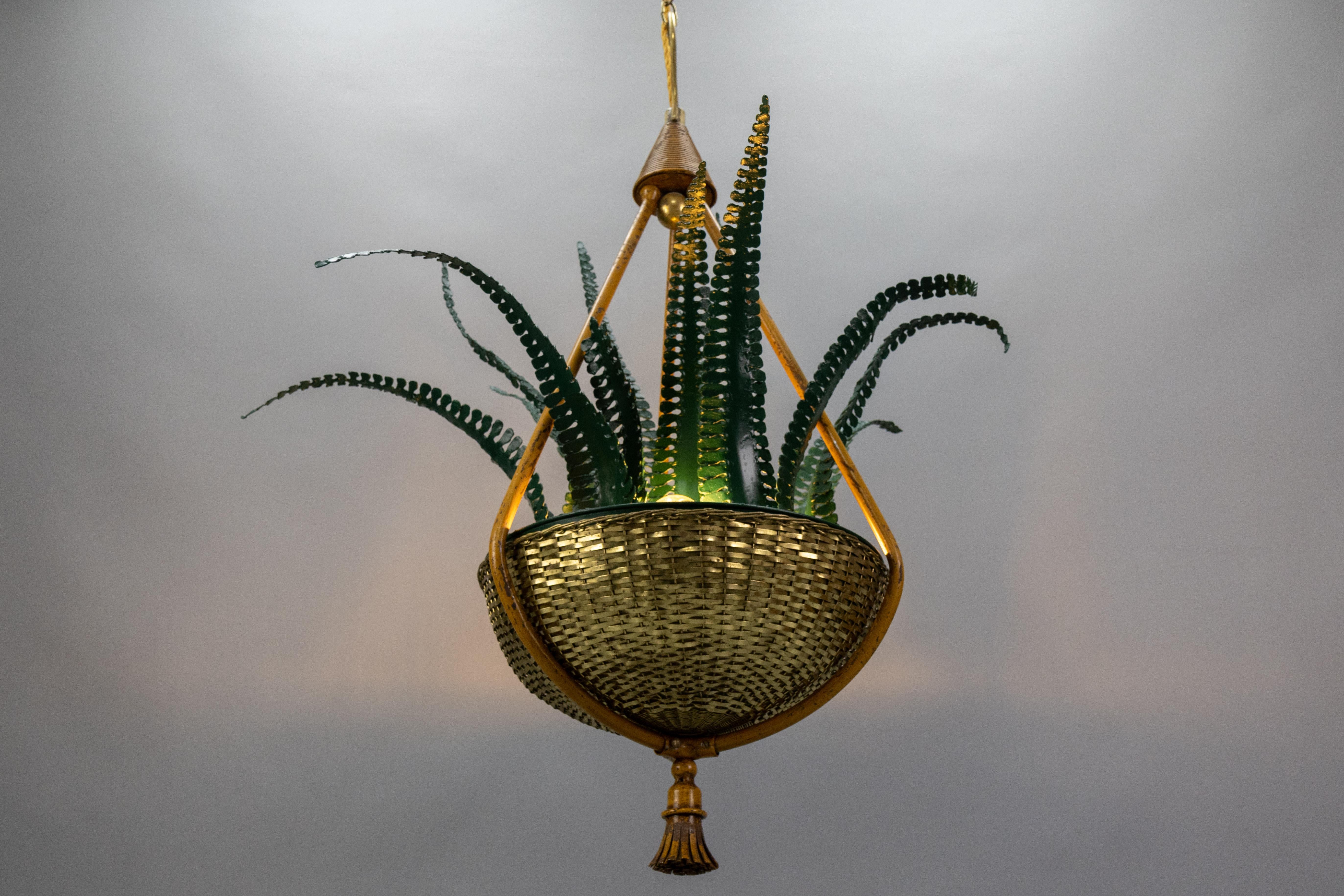 Hollywood Regency Lampadario a cesto in ottone e foglie di felce verde attribuito alla Maison Baguès, anni '50 in vendita