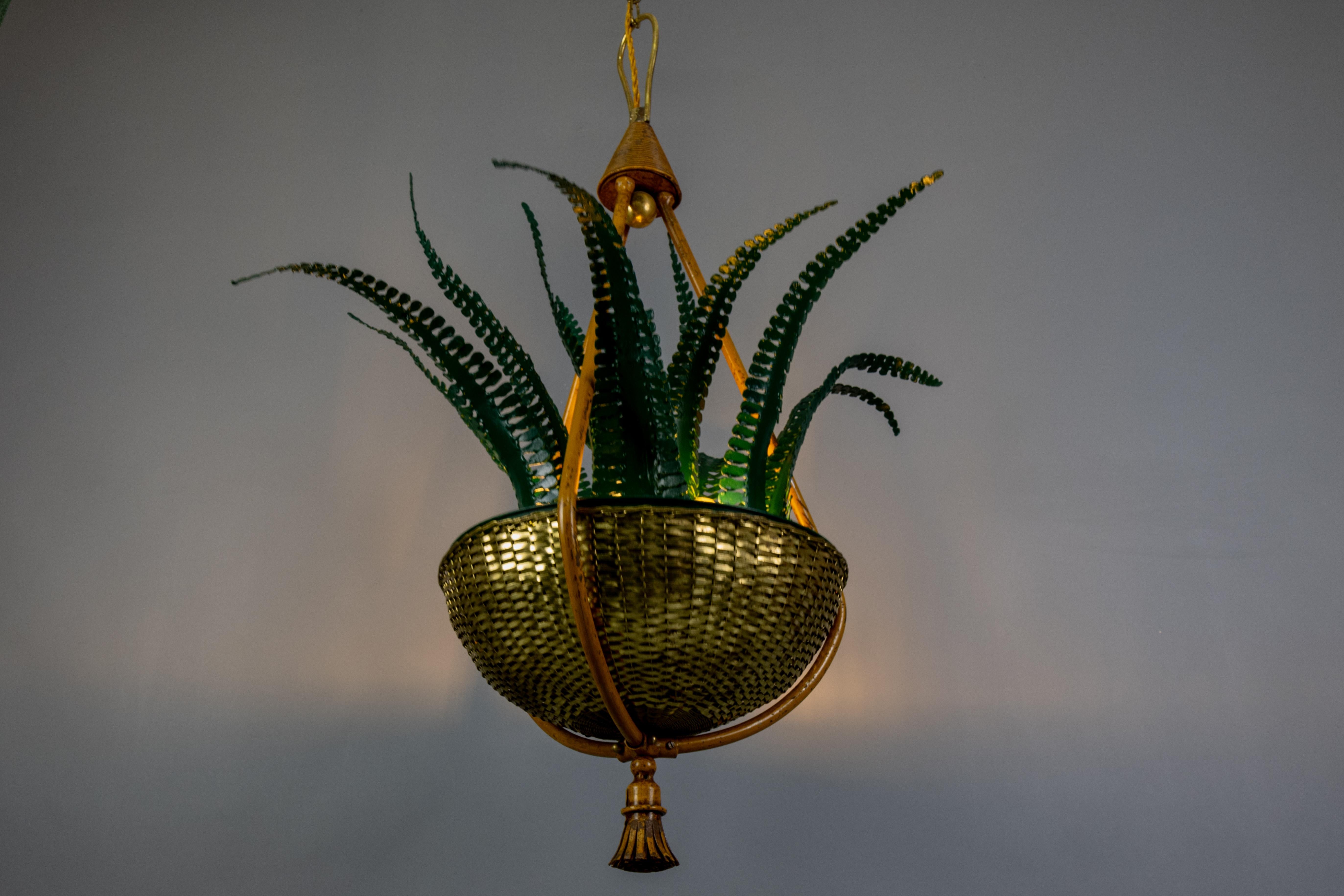 Fatto a mano Lampadario a cesto in ottone e foglie di felce verde attribuito alla Maison Baguès, anni '50 in vendita