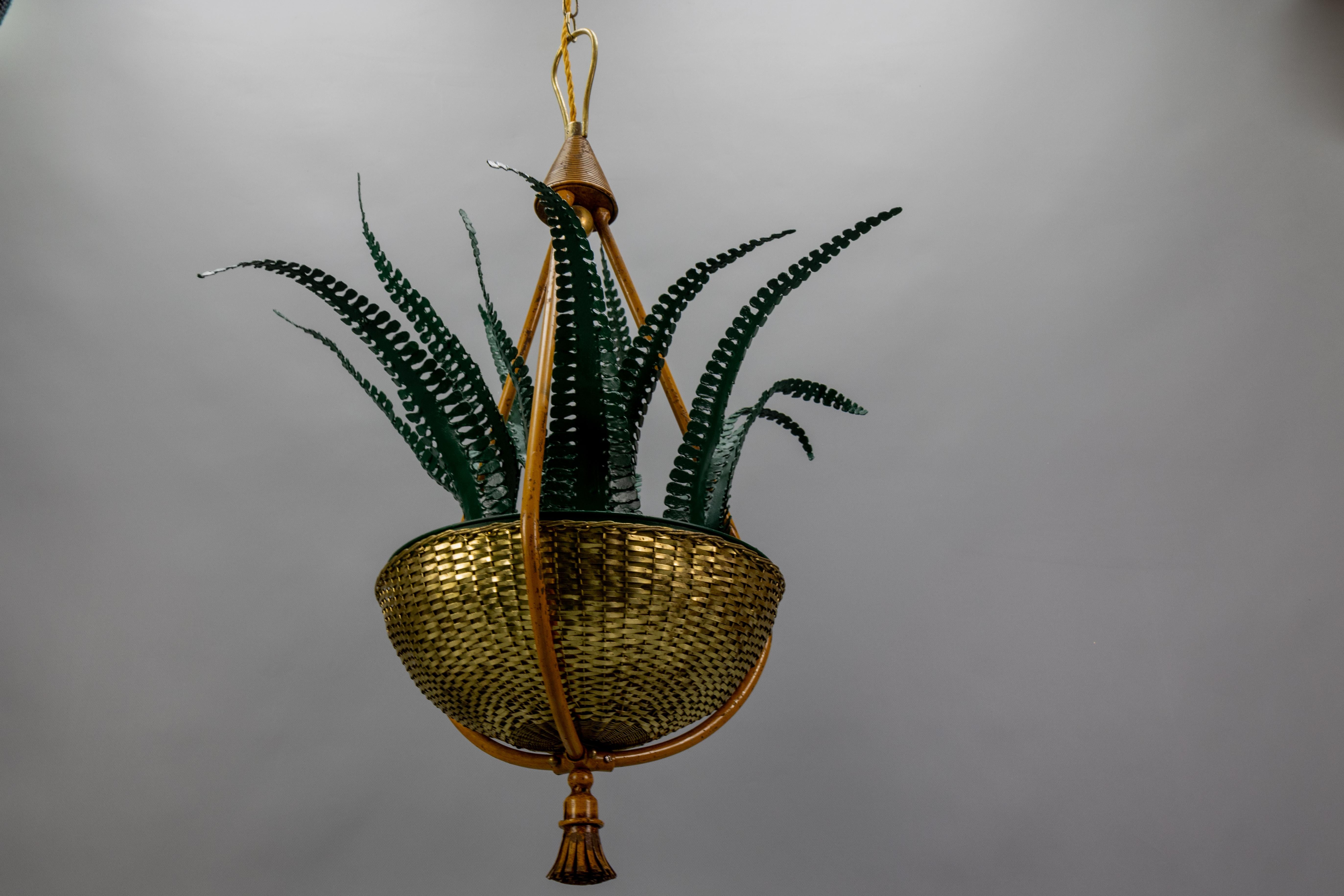 Lampadario a cesto in ottone e foglie di felce verde attribuito alla Maison Baguès, anni '50 In condizioni buone in vendita a Barntrup, DE