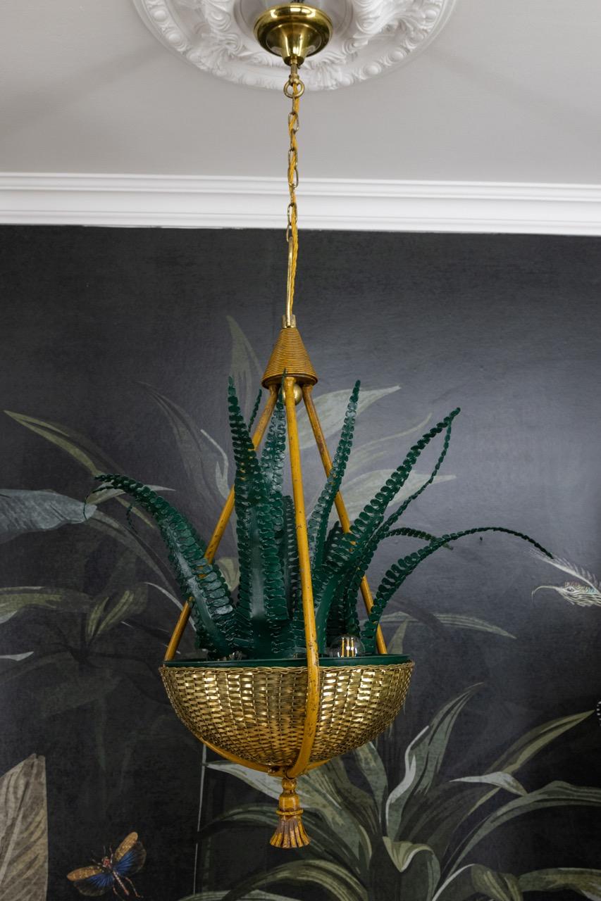 Metà XX secolo Lampadario a cesto in ottone e foglie di felce verde attribuito alla Maison Baguès, anni '50 in vendita