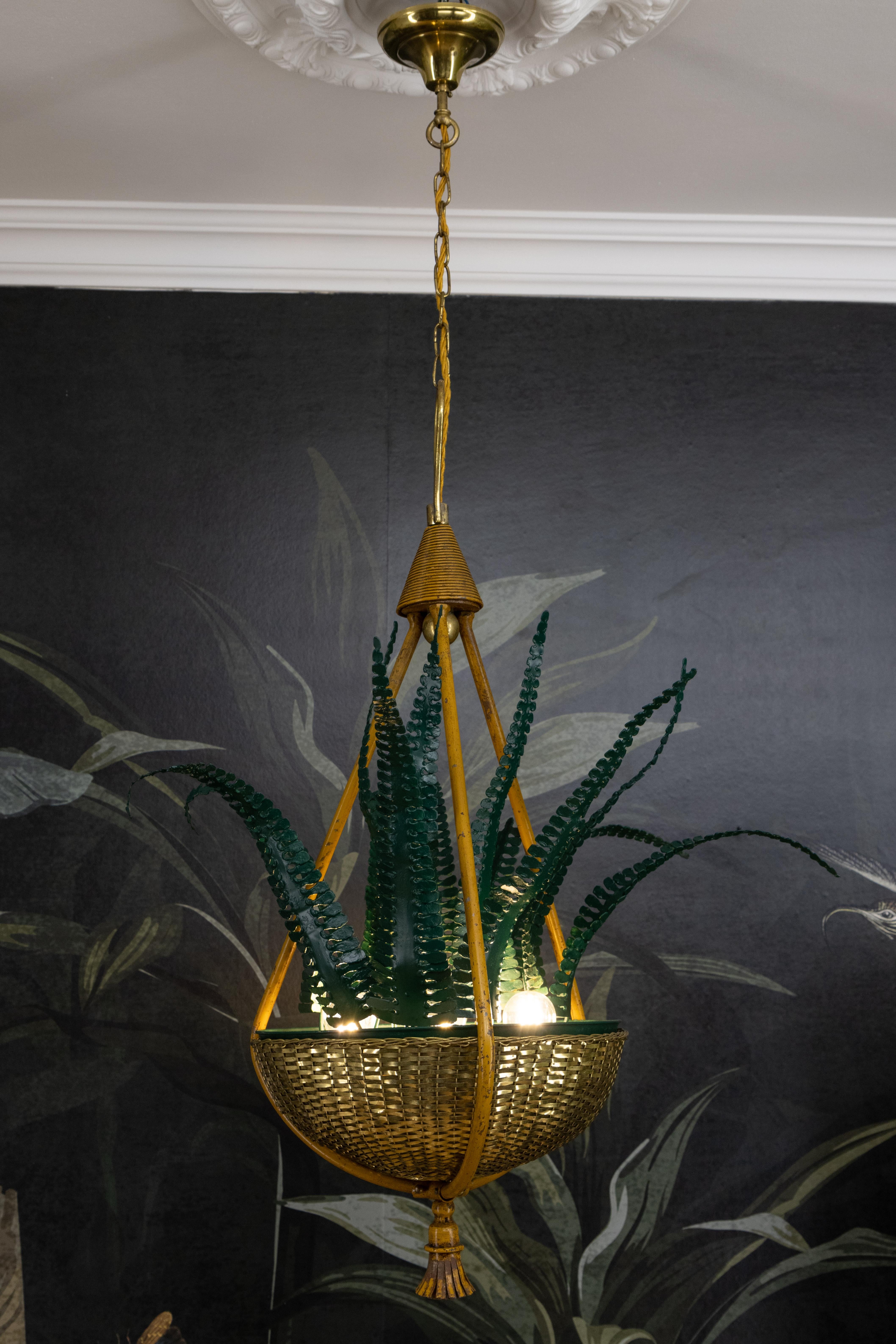 Metallo Lampadario a cesto in ottone e foglie di felce verde attribuito alla Maison Baguès, anni '50 in vendita