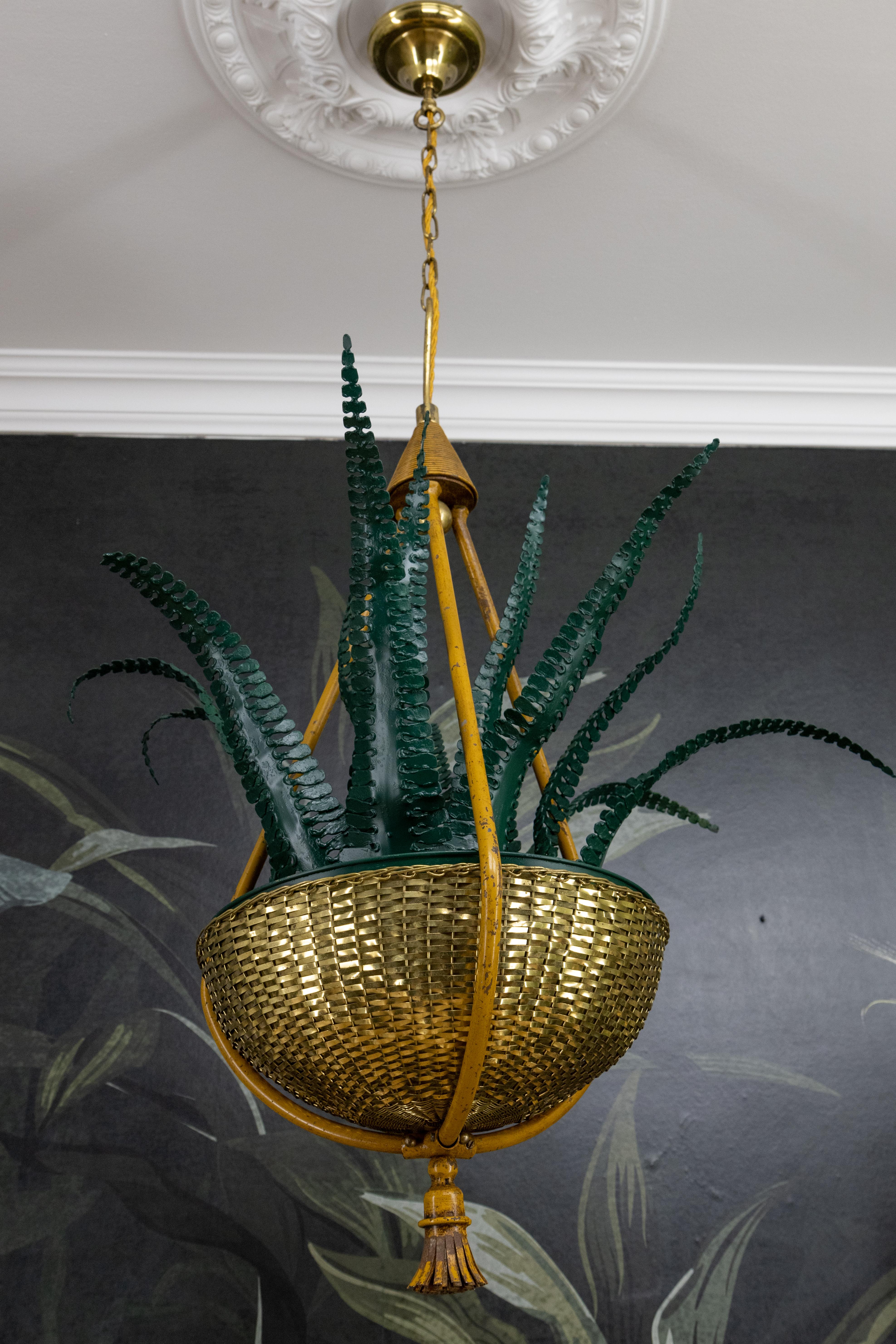 Lampadario a cesto in ottone e foglie di felce verde attribuito alla Maison Baguès, anni '50 in vendita 1