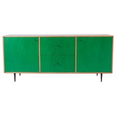 Grüner Finn-Ply-Schrank mit Bronzegriffen und gedrechselten Bronzebeinen