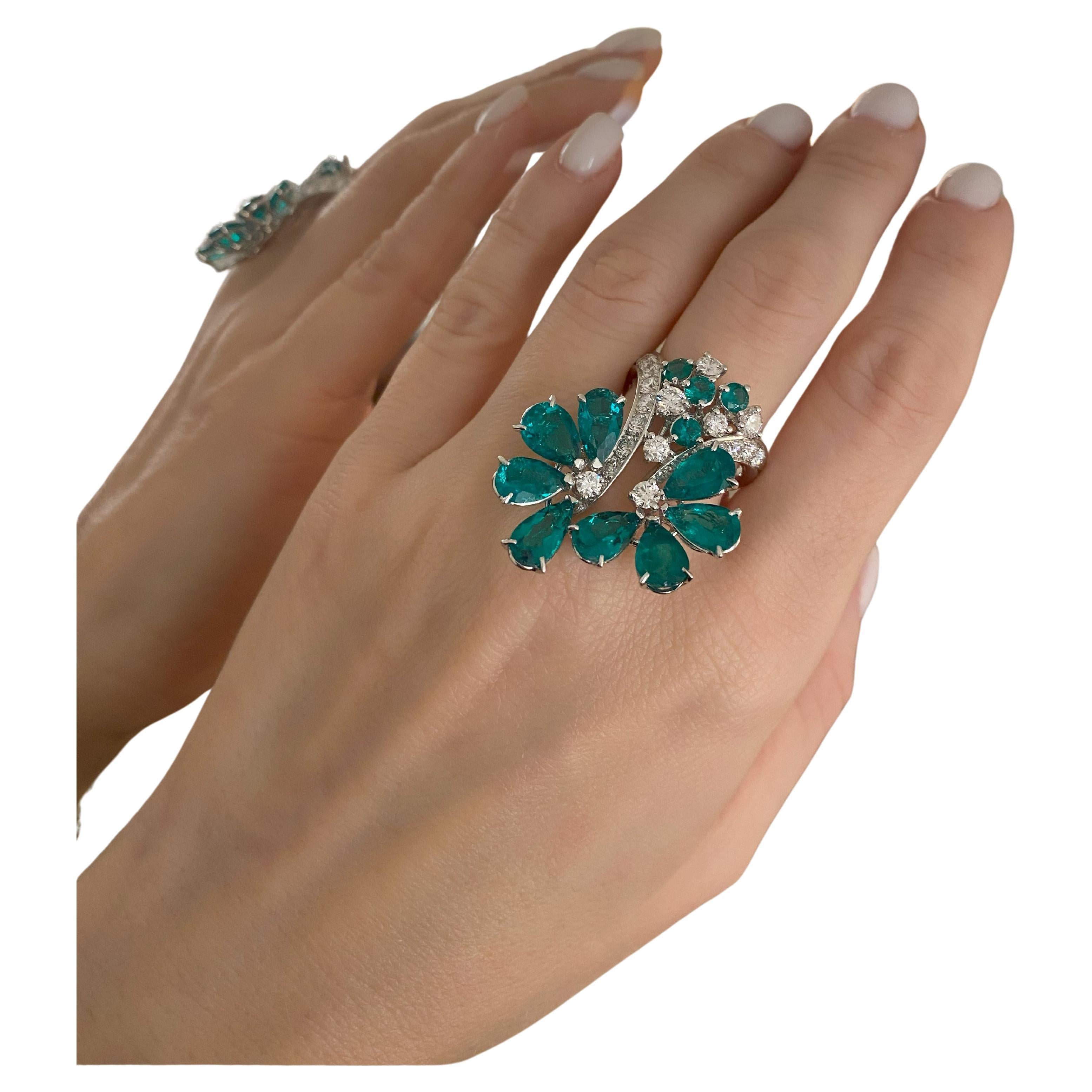 Introducing the captivating masterpiece from the renowned Italian jeweler Fulvio Maria SCAVIA, behold this enchanting 18Kt white gold ring adorned with an array of exquisite gemstones. At the heart of this stunning creation are the vibrant emeralds,