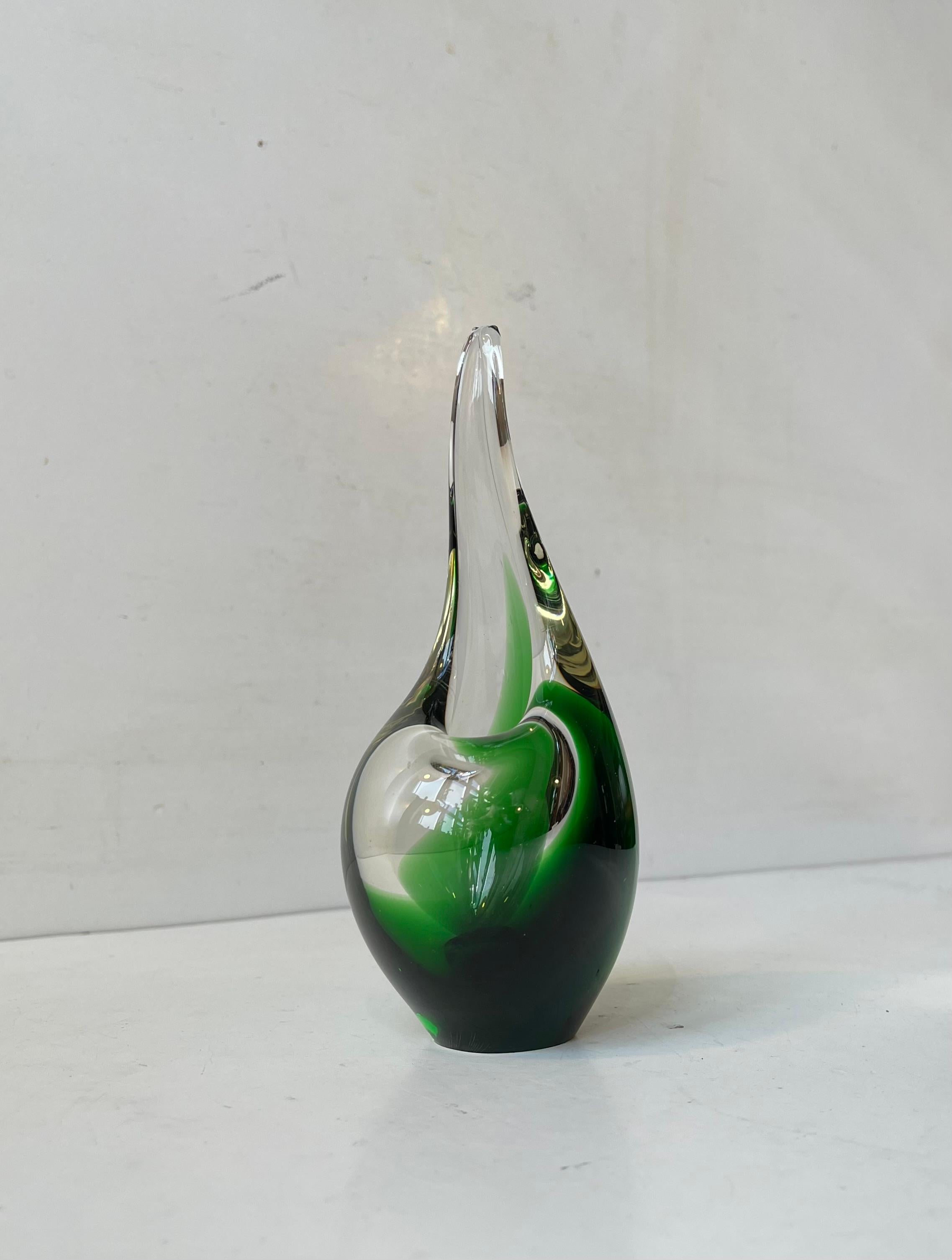 Vase unique en verre d'art moderniste conçu et fabriqué par Per Lütken chez Holmegaard au Danemark en 1957. Exécuté en verre Sommerso soufflé à la main, vert et propre. Signé à la main sur sa base Holmegaard, années 1950, PLS (Per Lütken).