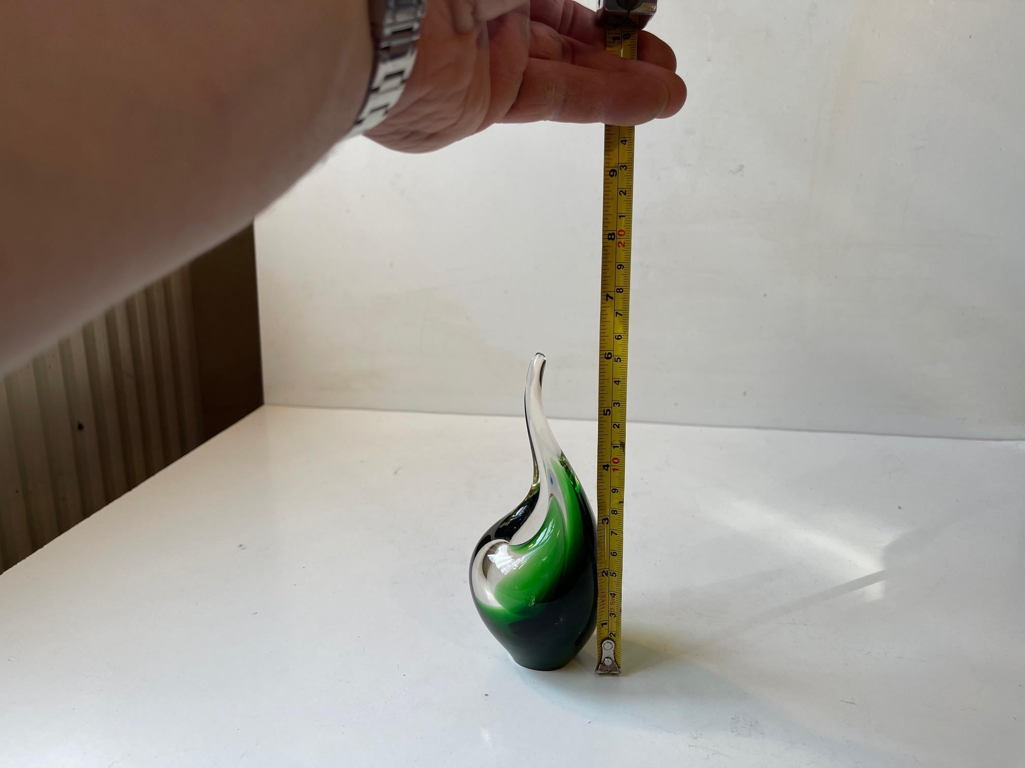 20ième siècle Vase en verre d'art vert 