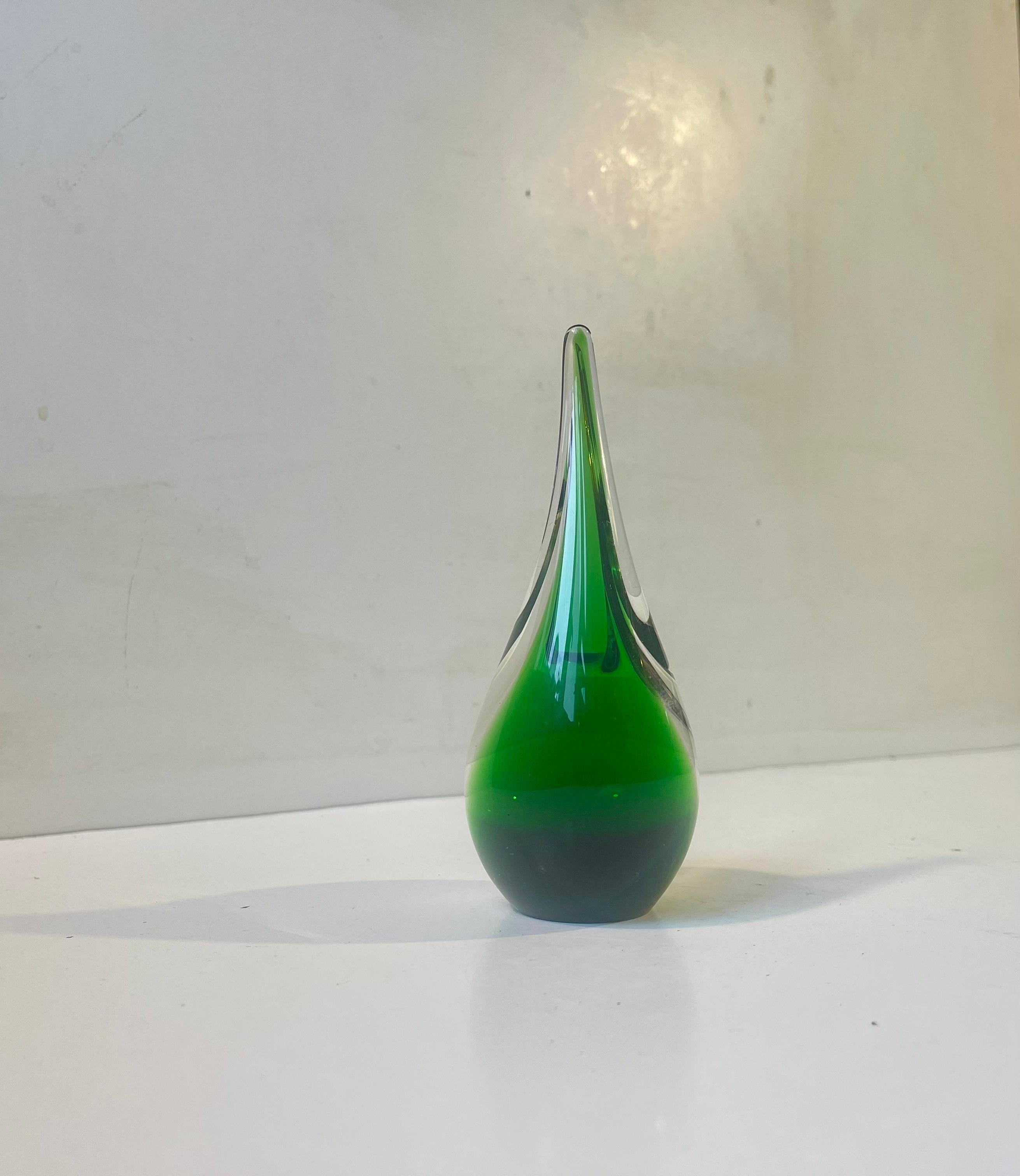 Vase unique en verre d'art conçu et fabriqué par Per Lütken à Holmegaard au Danemark en 1957. Exécuté en verre Sommerso soufflé à la main, vert et propre. Signé à la main sur sa base Holmegaard, 1957, PLS (Per Lütken). Dimensions : H : 14,5 cm, L/D