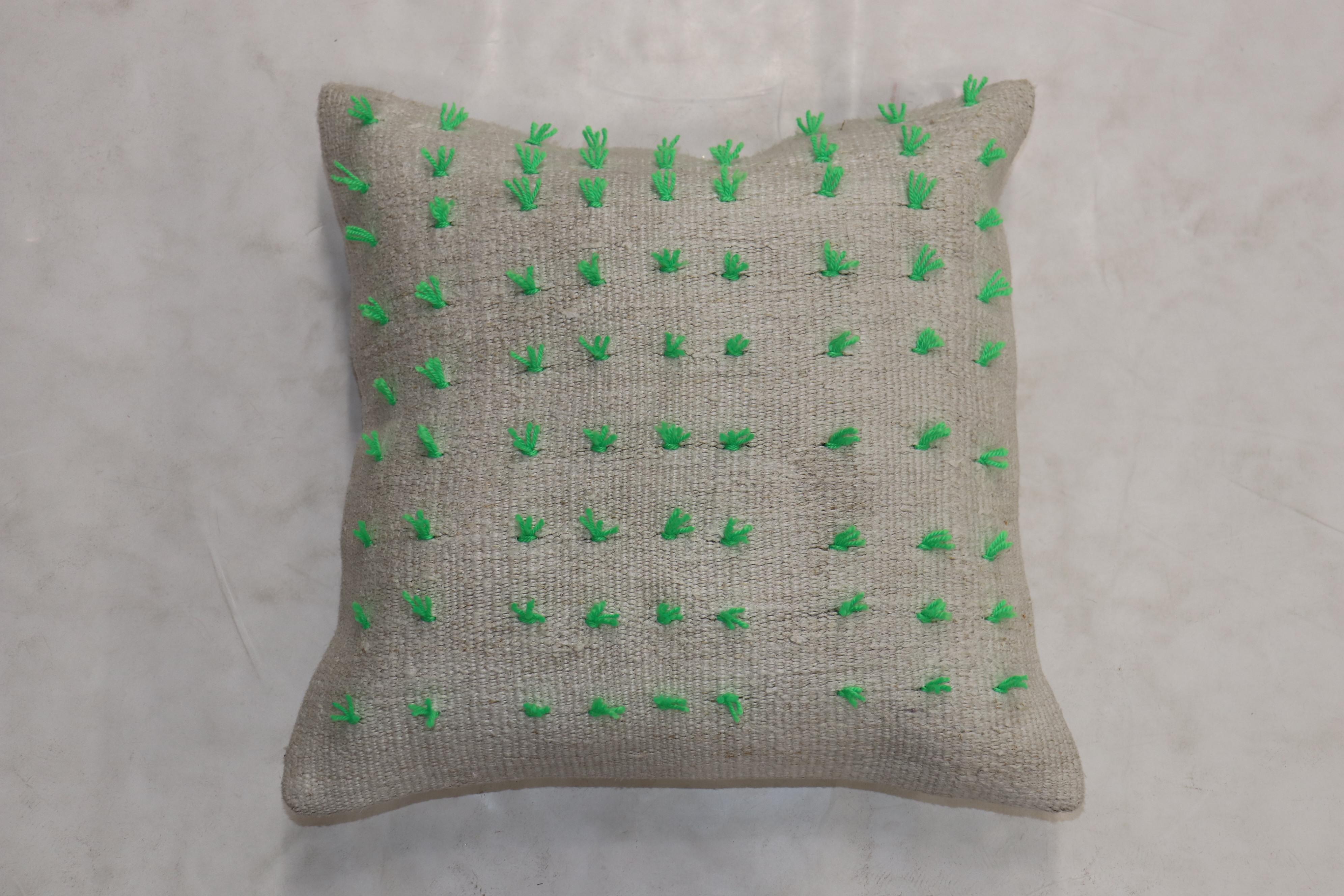 Pillow made from a vintage Turkish Kilim with green wool stitched on giving it a bohemian vibe. Zipper closure and foam insert provided.


Measures: 20