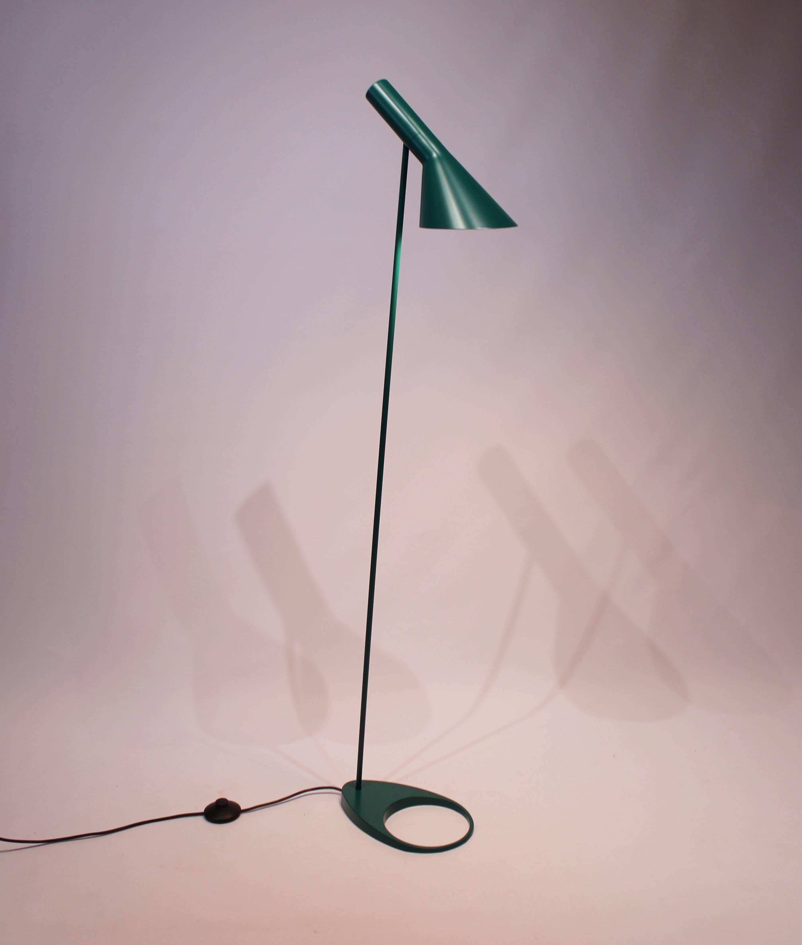 Green floor lamp designed by Arne Jacobsen in 1960 and manufactured by Louis Poulsen. The lamp is in great vintage condition and of Classic timeless Danish design.