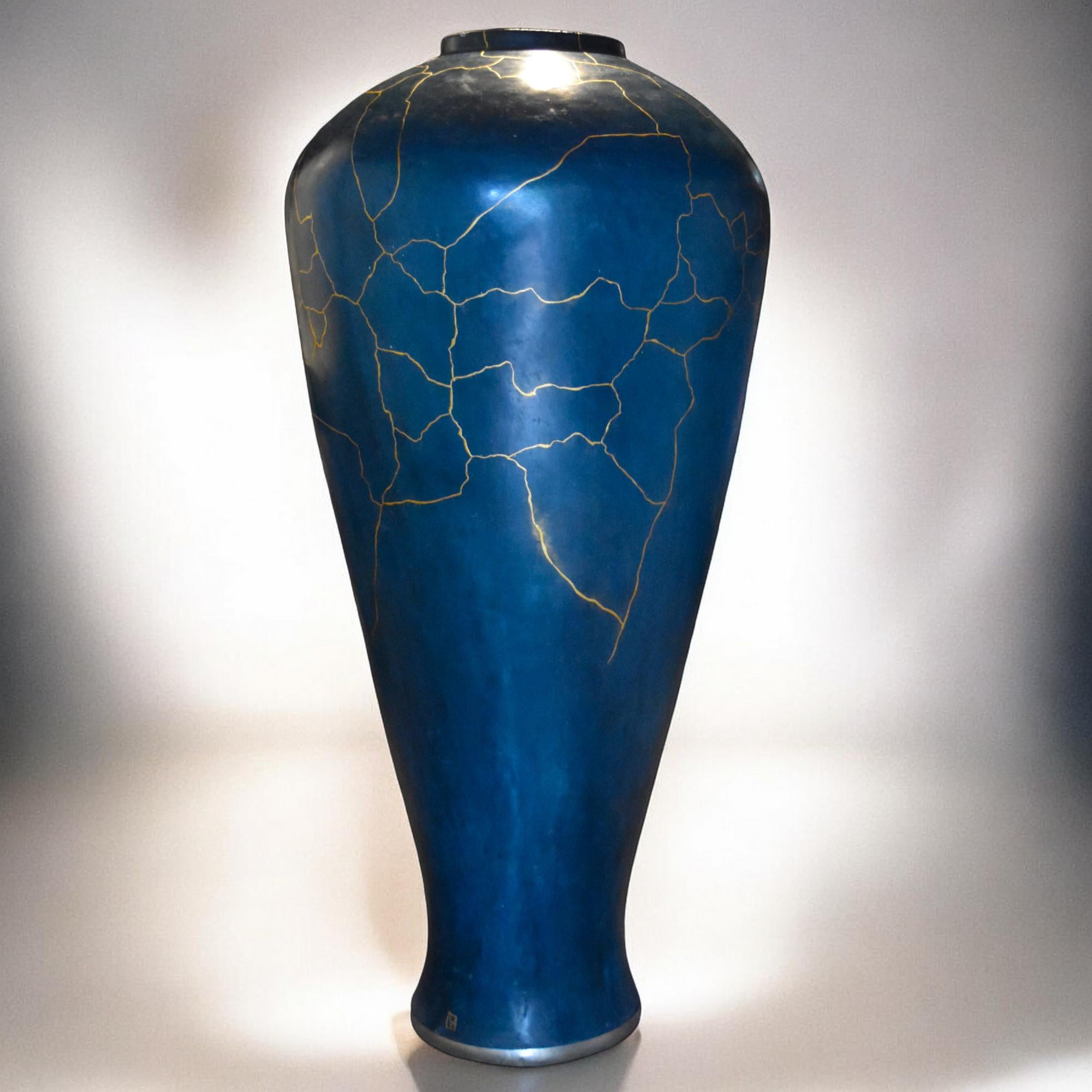 Questo elegante vaso di terracotta, alto ben 148 cm, si basa su una delle forme di vaso più famose dell'arte cinese: il Meiping. Questa silhouette semplice ma voluttuosa risale a più di 1000 anni fa. È stato a lungo considerato un tour de force per