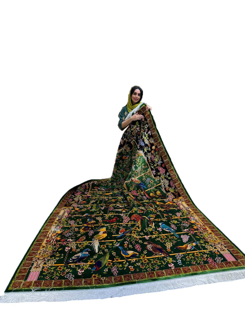 Este exquisito tapiz de seda para colgar en la pared aporta una vibrante pajarera a cualquier interior. Tejida en seda 100 % natural, la pieza muestra pájaros cantores multicolores -pericos, pinzones y cardenales- posados en enrejados dorados