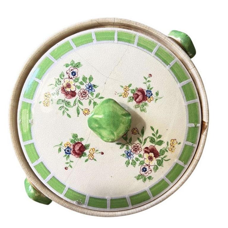 Grüner, geblümter Keramik-Eiskübel oder Vase mit Deckel und Rattangriff aus Japan (Chinoiserie) im Angebot