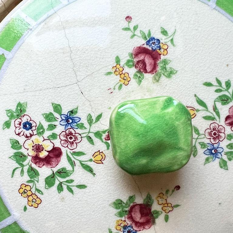 Grüner, geblümter Keramik-Eiskübel oder Vase mit Deckel und Rattangriff aus Japan (Japanisch) im Angebot