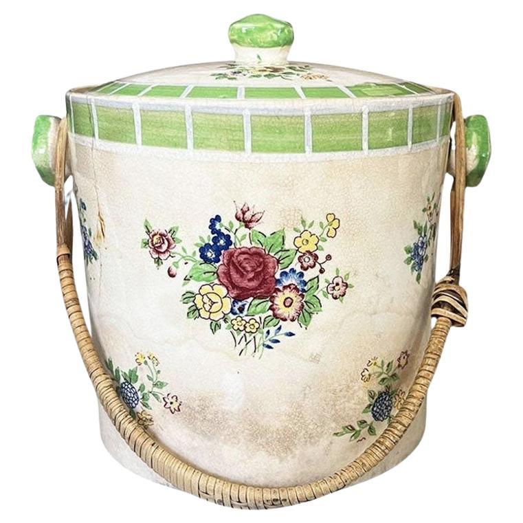 Seau à glace ou vase en céramique à fleurs vertes avec couvercle et poignée en rotin - Japon en vente