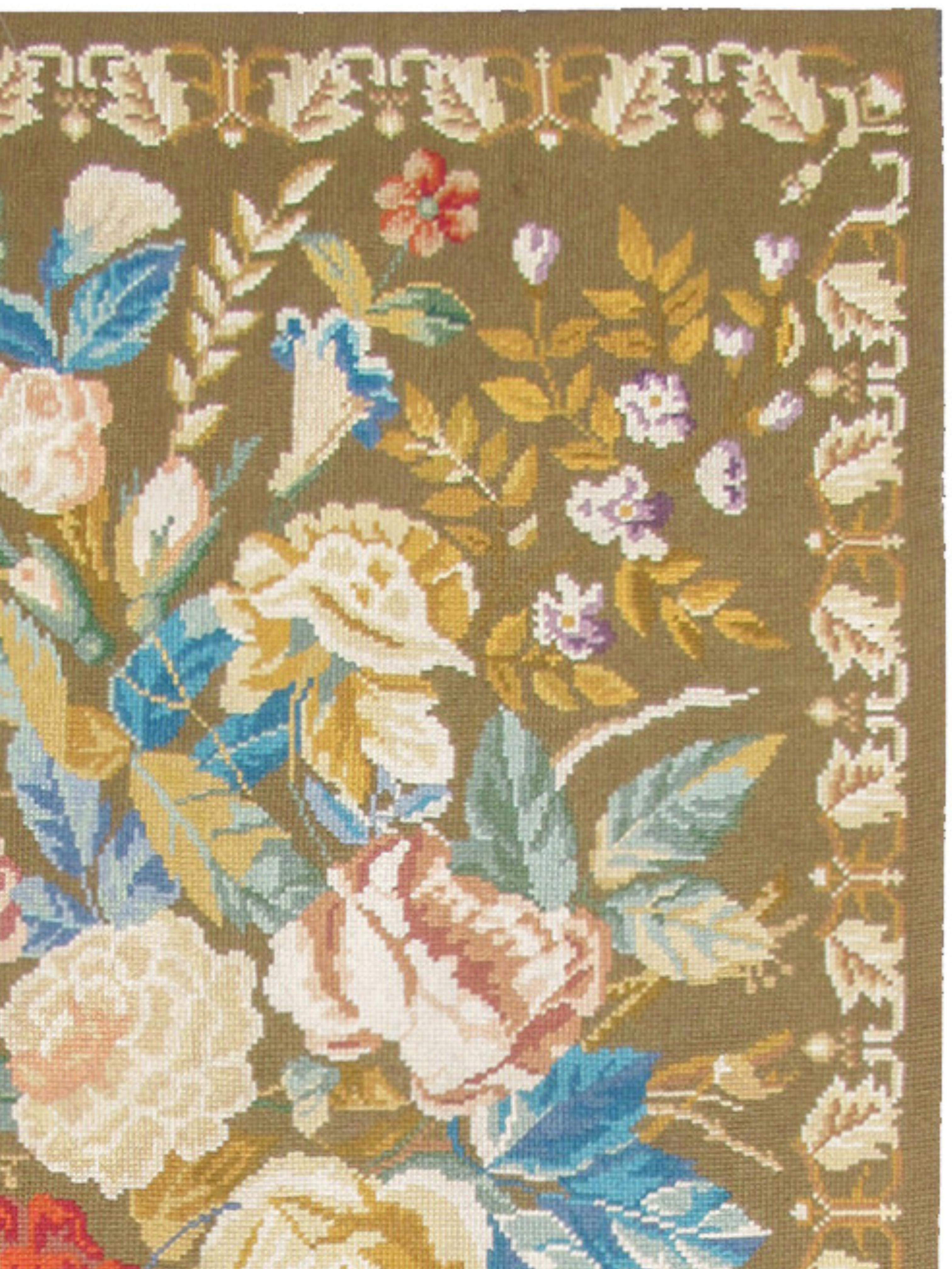 Annodato a mano Tappeto europeo a punta d'ago con fiori verdi, metà del XX secolo in vendita