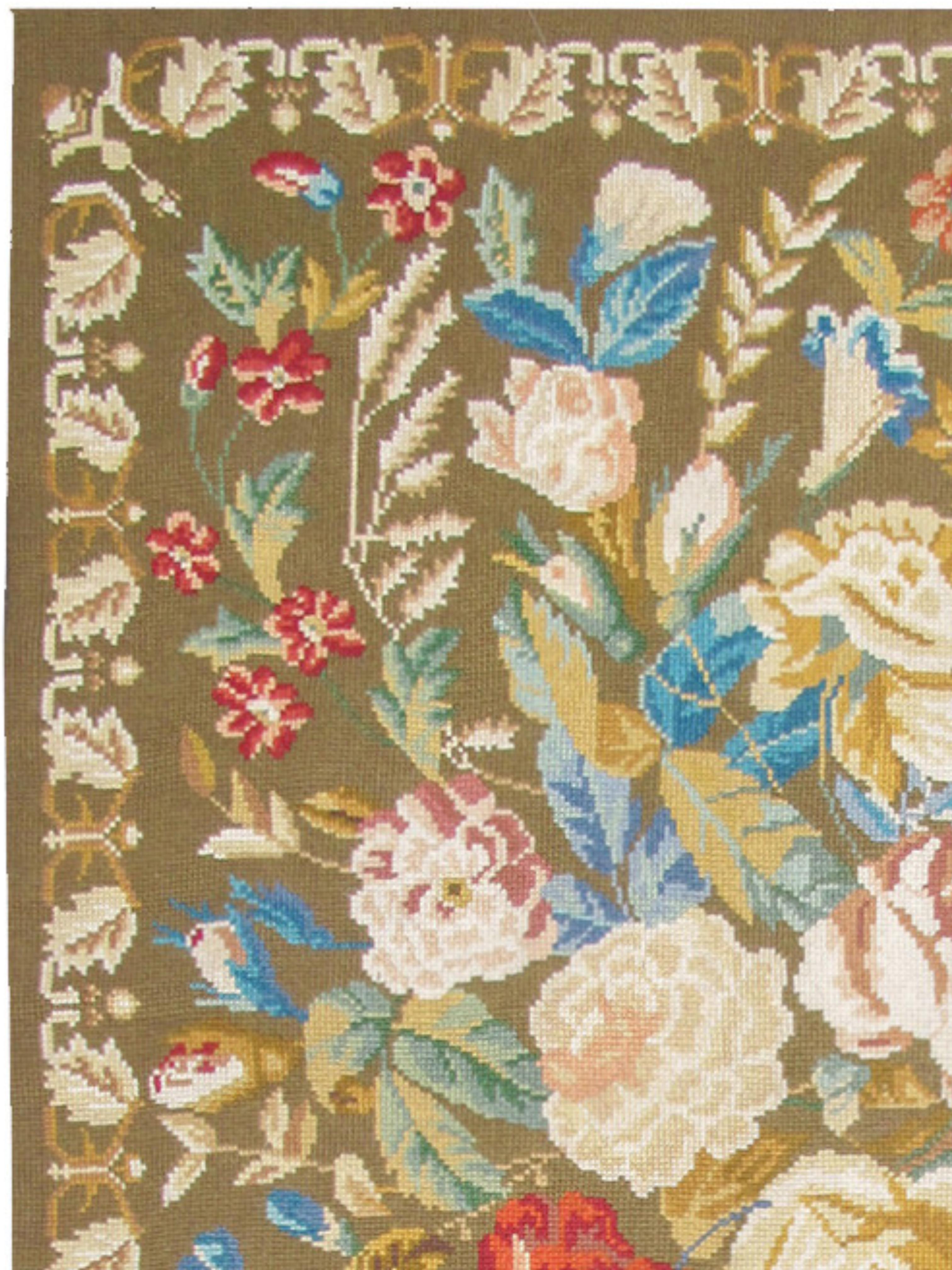 Tappeto europeo a punta d'ago con fiori verdi, metà del XX secolo In condizioni ottime in vendita a San Francisco, CA