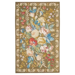 Tapis européen à motifs floraux verts, milieu du 20e siècle
