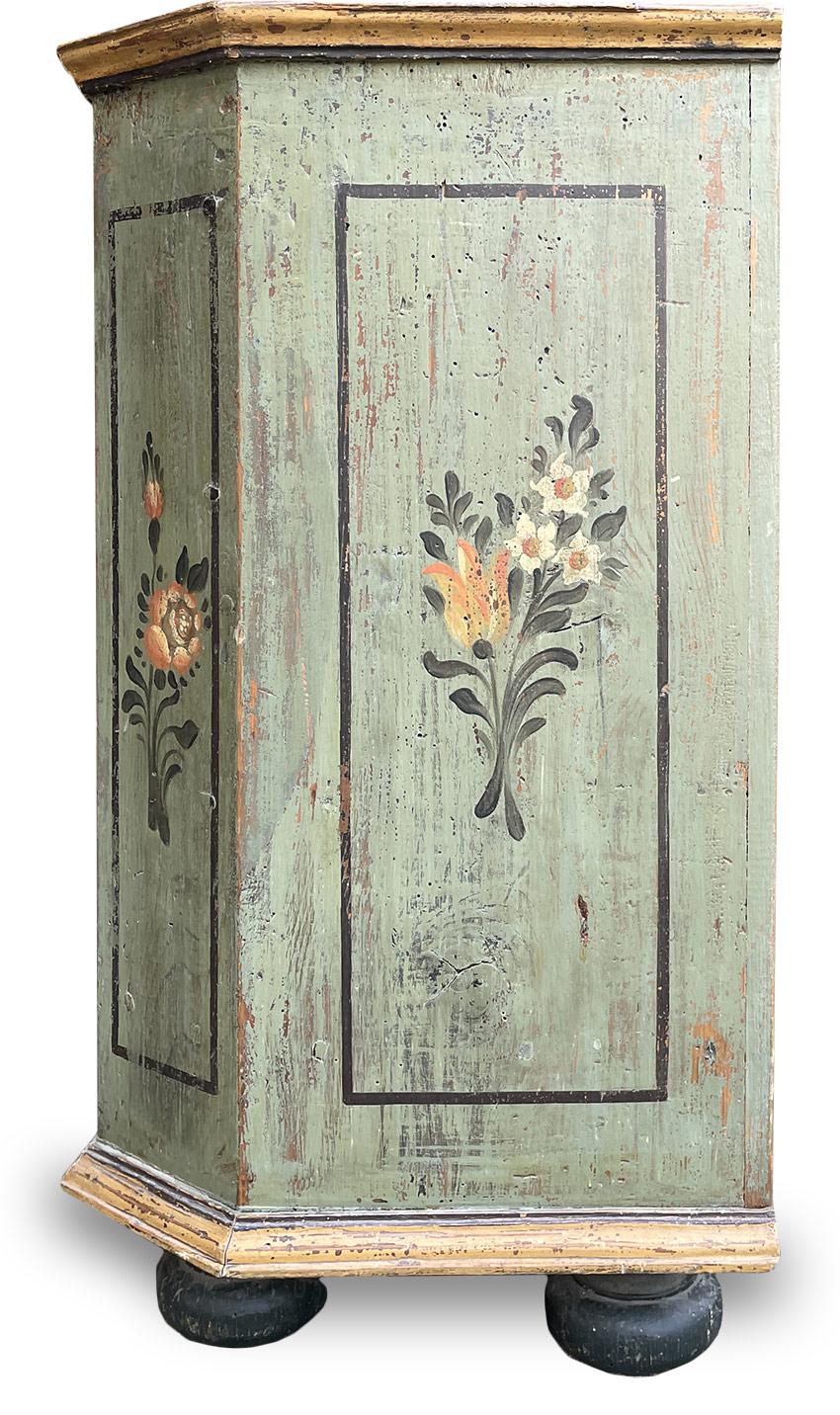 Green Floral Painted Cupboard, Central Europe, Circa 1810 In Good Condition In Albignasego, IT