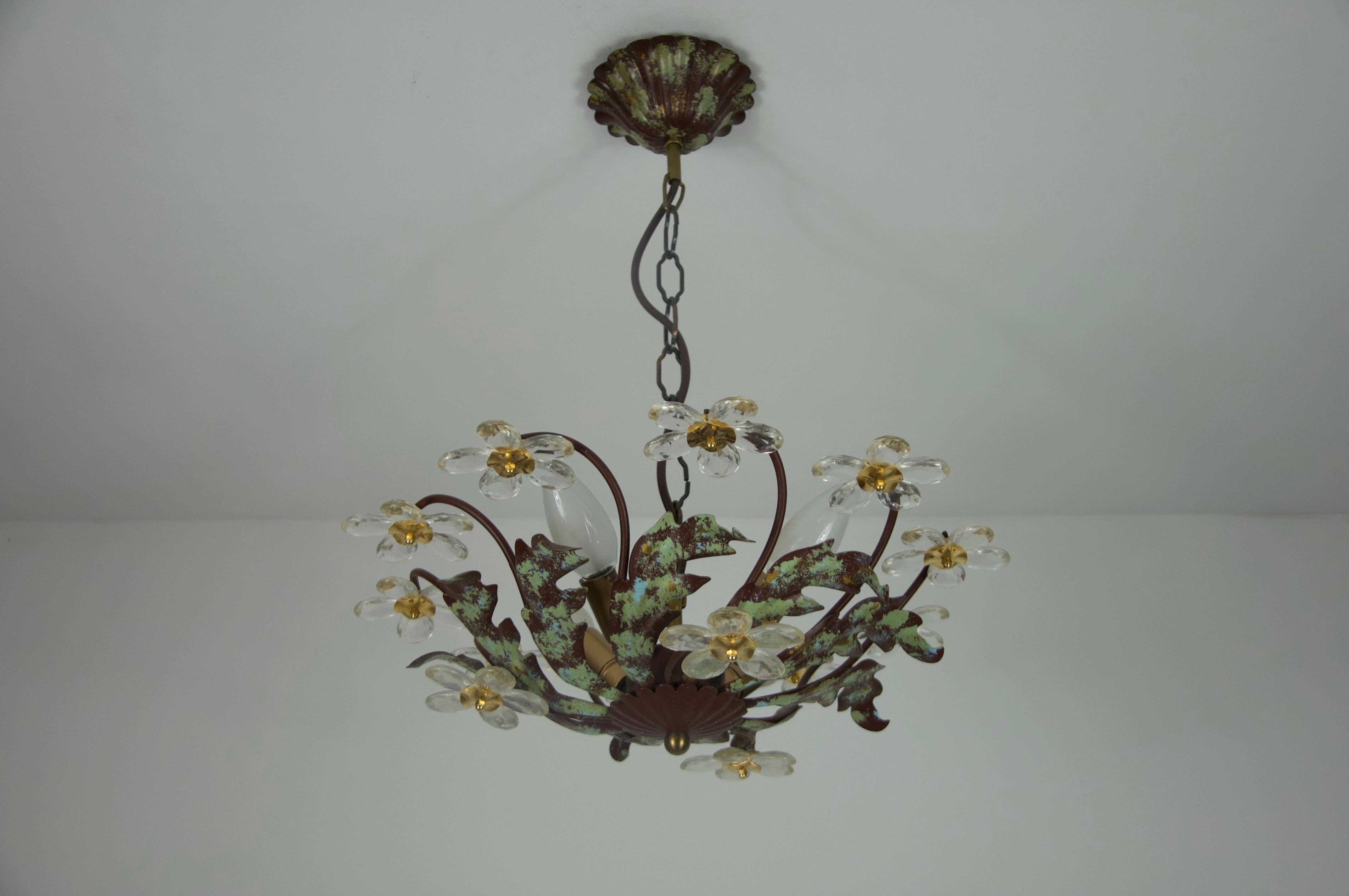 This exquisite ceiling lamp from the 1960s was crafted by the renowned Italian lighting manufacturer Banci. Made of high-quality materials, it features an elegant floral design with delicately curved leaves and shimmering glass petals, creating a