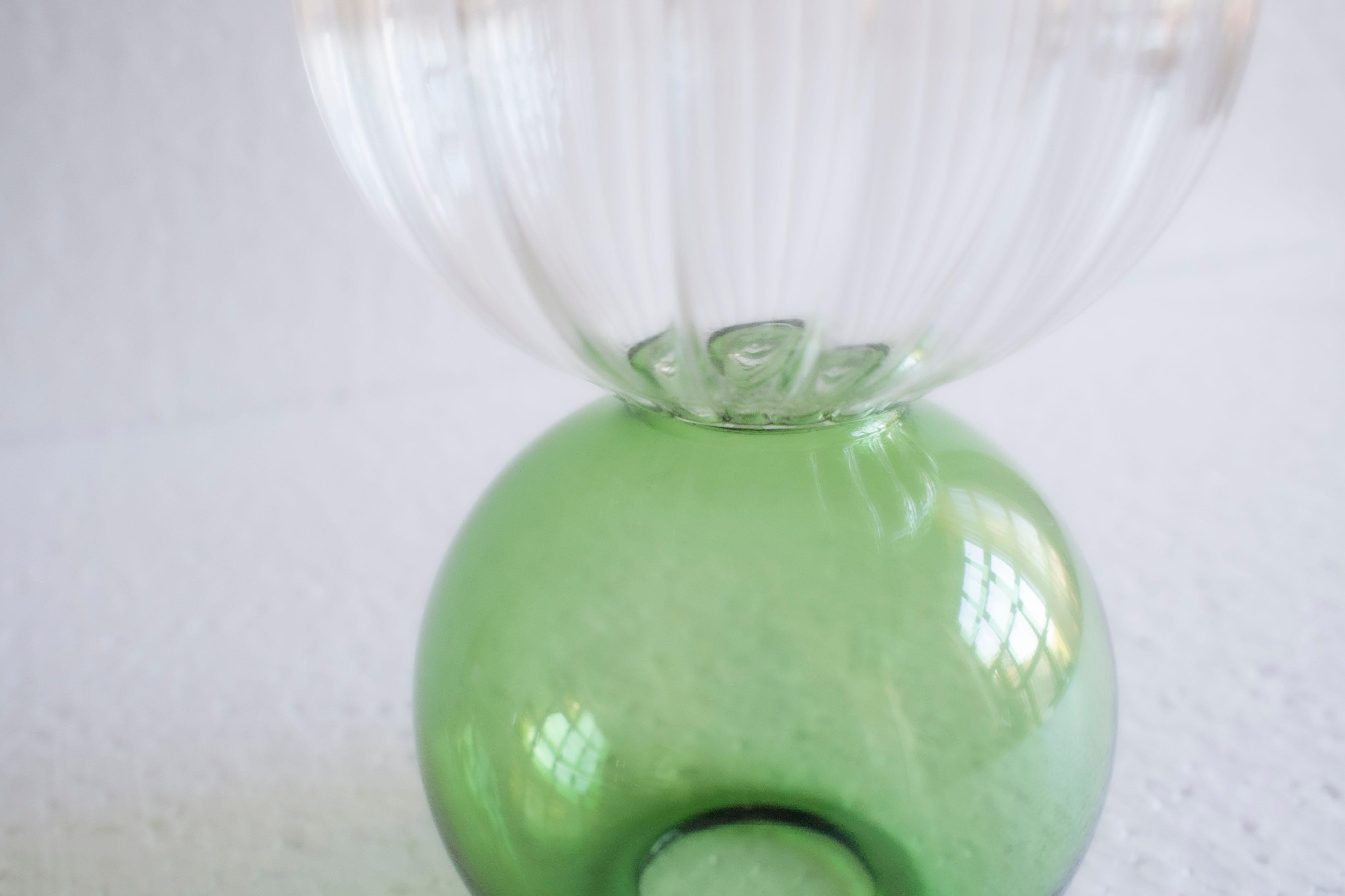 Moderno Contenitore d'acqua verde contemporaneo soffiato da Natalia Criado Circolare Rotondo in vendita