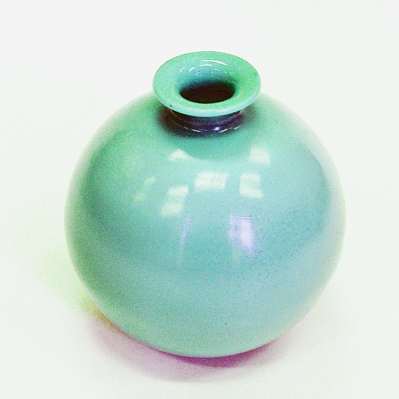 A lovely matt green unglazed Swedish cryopas glass vase named Flowerball. Desined in 1934 by Harald Notini for Pukeberg, sold in Böhlmarks shops in the 1930’s.
Stunning ballshaped vintage vase perfect both with or without flowers. Very good vintage