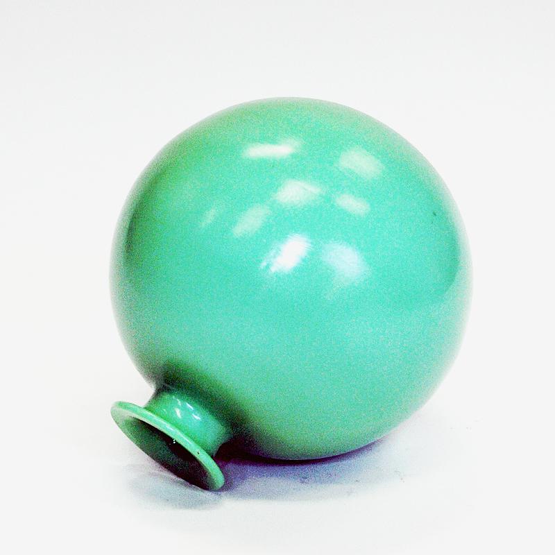 Scandinavian Modern Green Flowerball glass vase by Harald Notini for Pukeberg, Sweden 1930s For Sale