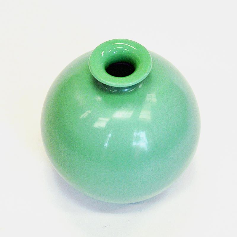 Grüne Blumenball-Glasvase von Harald Notini für Pukeberg, Schweden 1930er Jahre (Unglasiert) im Angebot