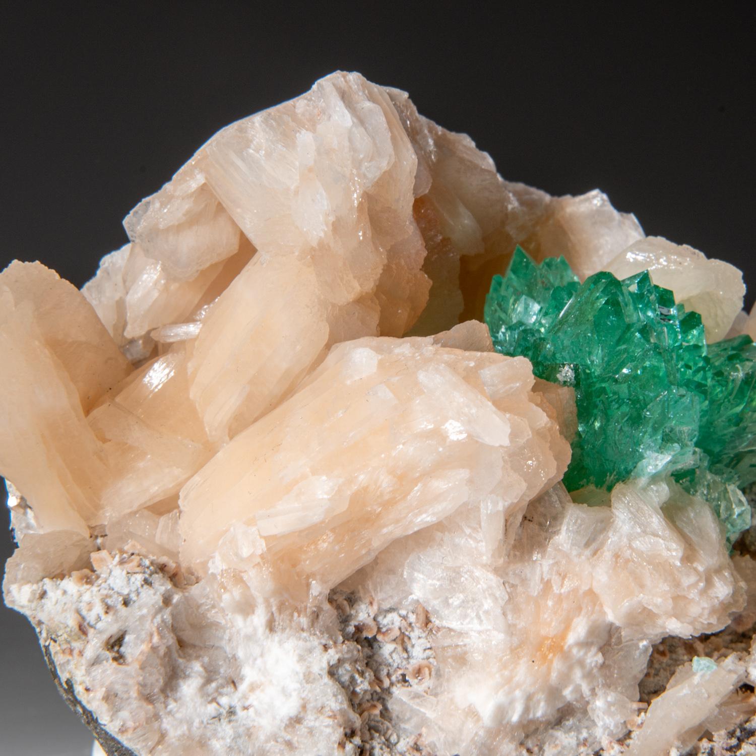 Green Fluorapophylite and Stilbite from Lonavala Quarry, Pune District, Maharash In New Condition For Sale In New York, NY