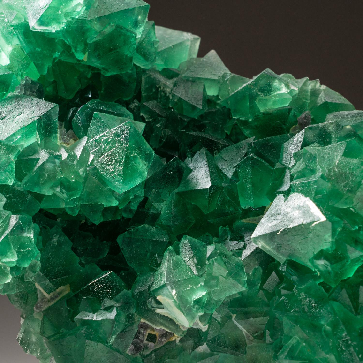 Grupo de minerales de fluorita verde de Hunan, China en Excelente Estado en New York, NY