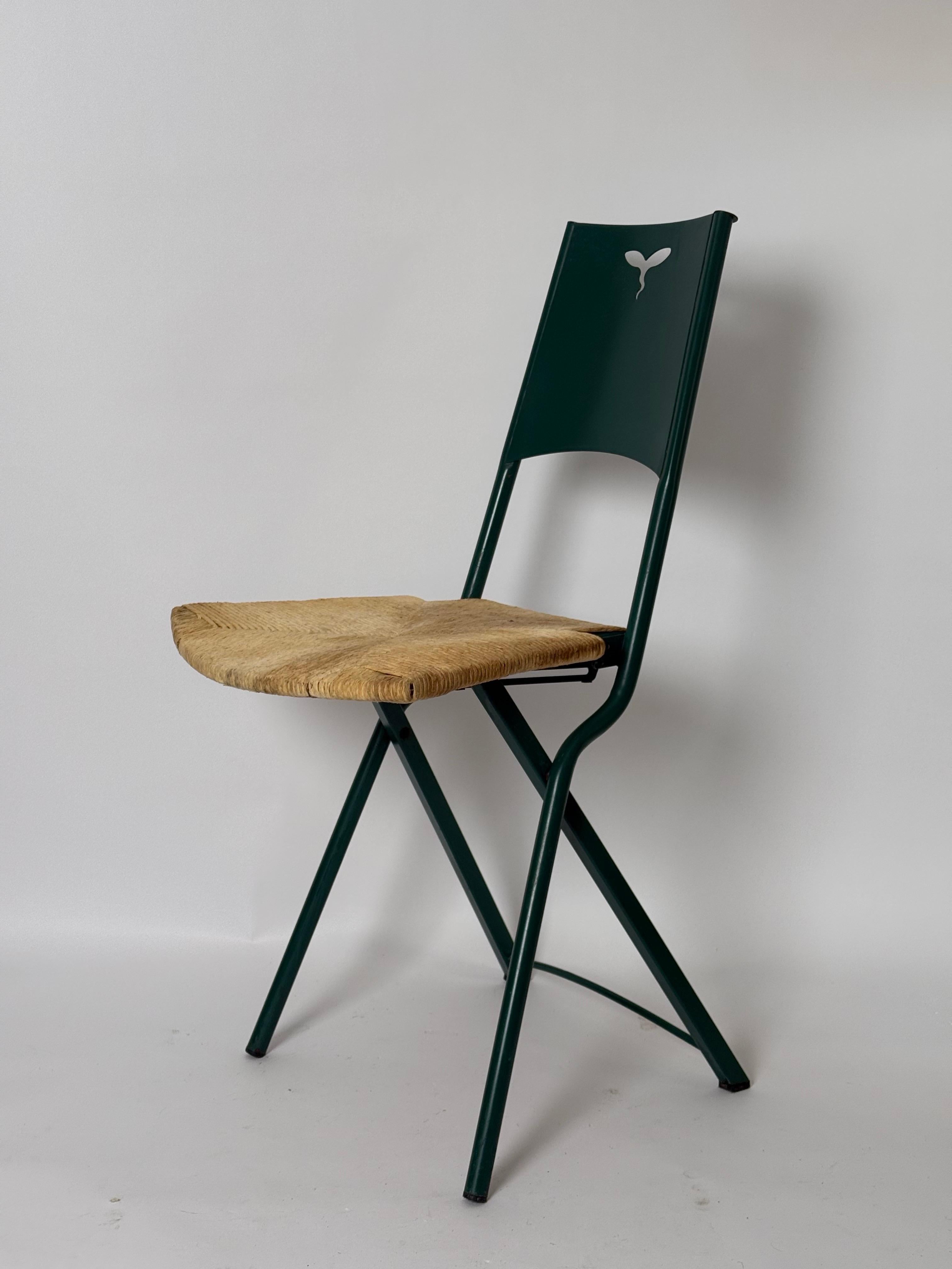 This stylish Green Folding Chair Model Mia by Giorgio Cattelan with Rushes is from the 90s of the last century and is a rarity in this design. The chair is suitable for both indoor and outdoor use. The color is a beautiful dark forest green that