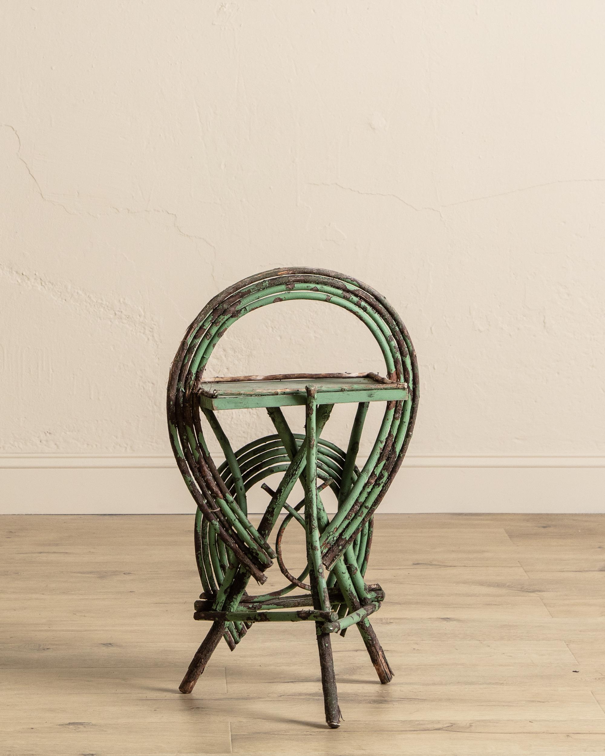 Américain Table d'appoint à brindilles en fer à cheval, The Artful Green, d�ébut du 20e siècle en vente