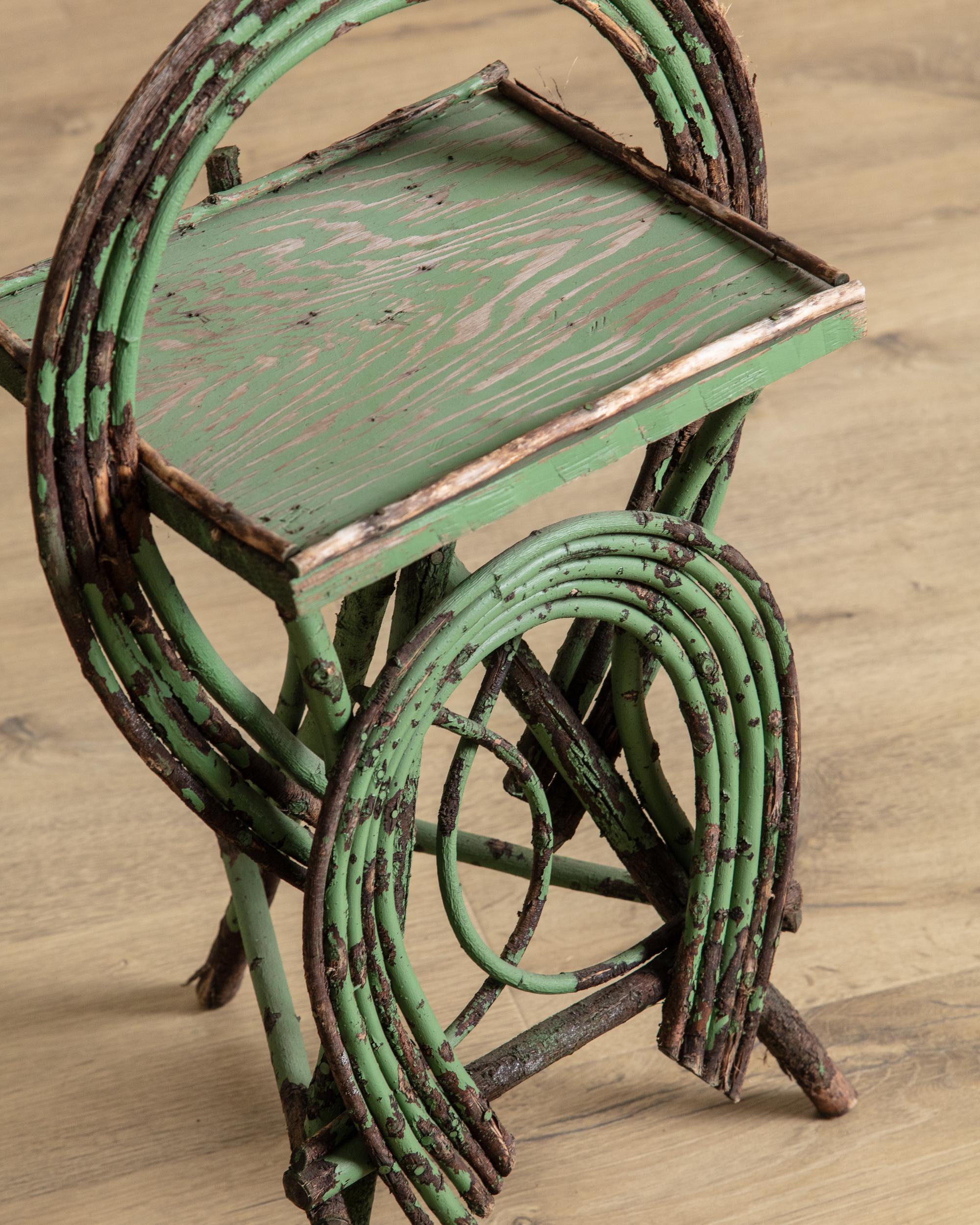Table d'appoint à brindilles en fer à cheval, The Artful Green, début du 20e siècle État moyen - En vente à Los Angeles, CA