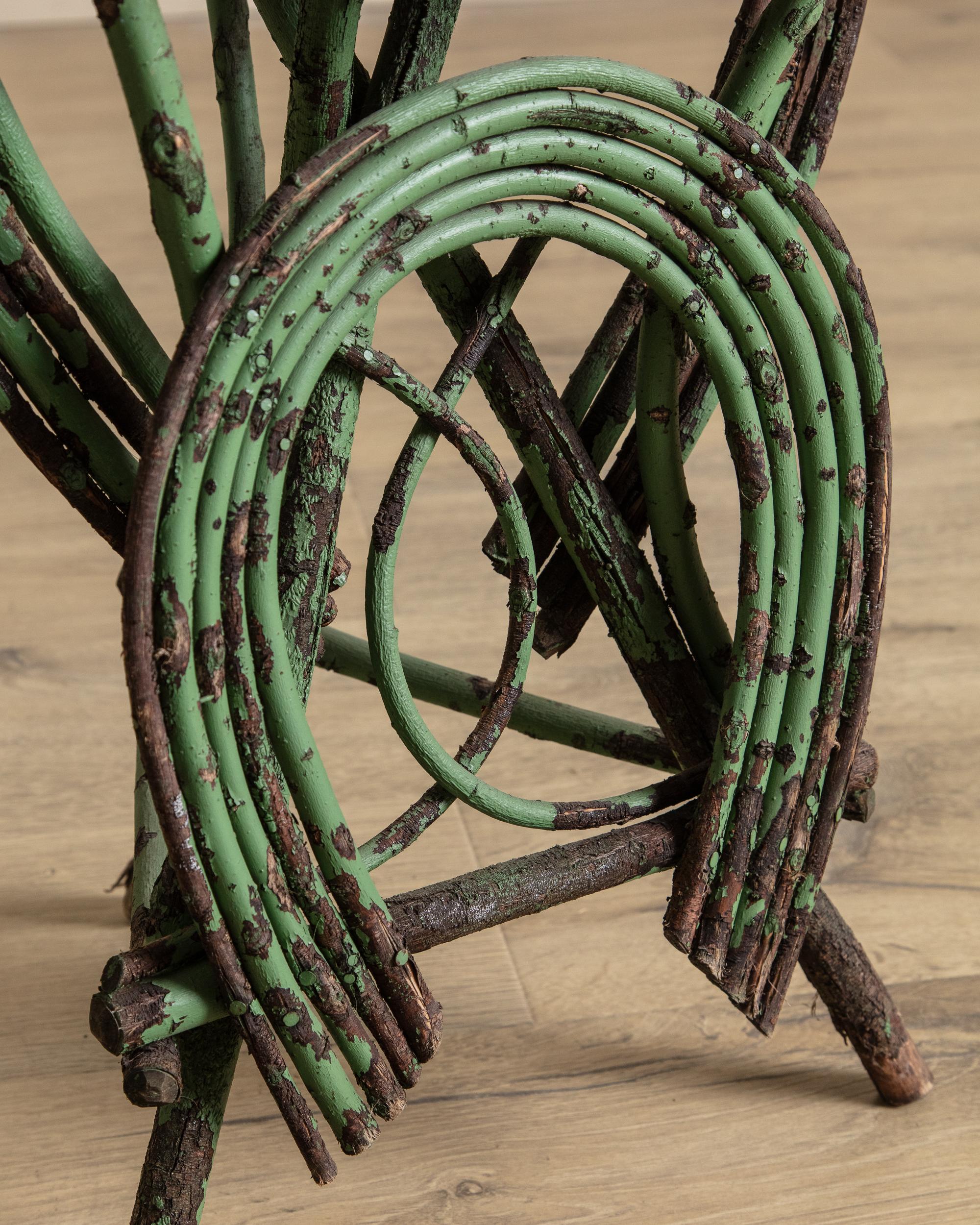 Brindilles Table d'appoint à brindilles en fer à cheval, The Artful Green, début du 20e siècle en vente