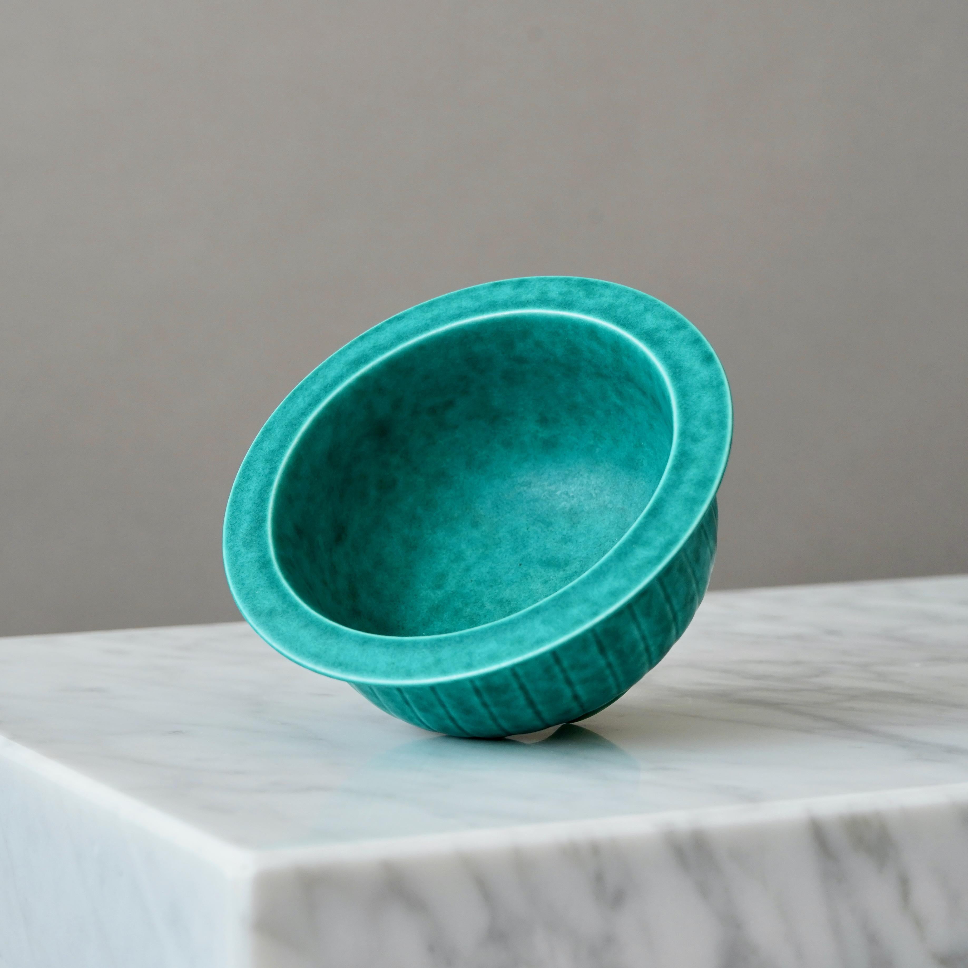 Smaltato Ciotola con piede verde di Wilhelm Kage per Gustavsberg, Svezia, anni '30 in vendita
