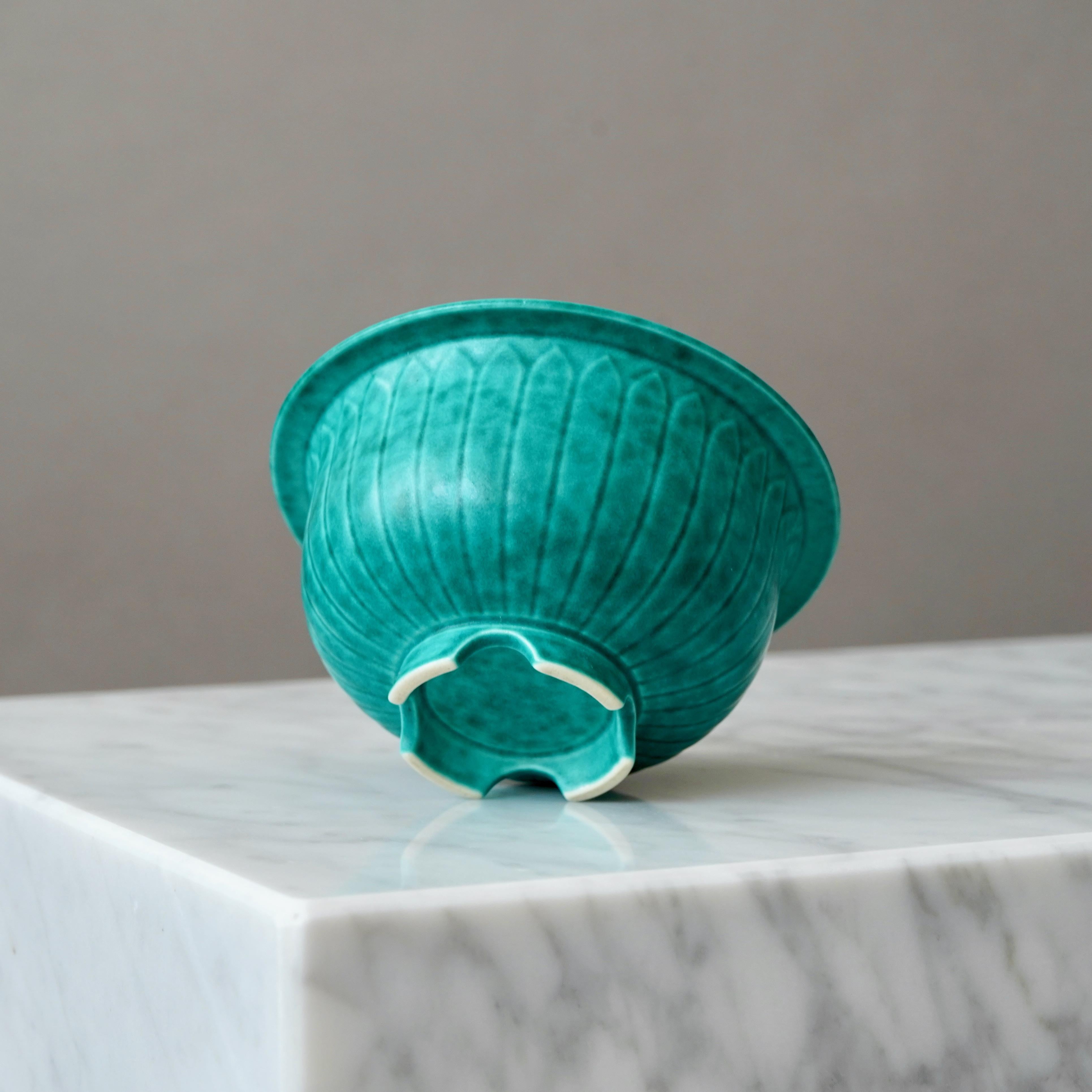 Ciotola con piede verde di Wilhelm Kage per Gustavsberg, Svezia, anni '30 In condizioni buone in vendita a Malmö, SE