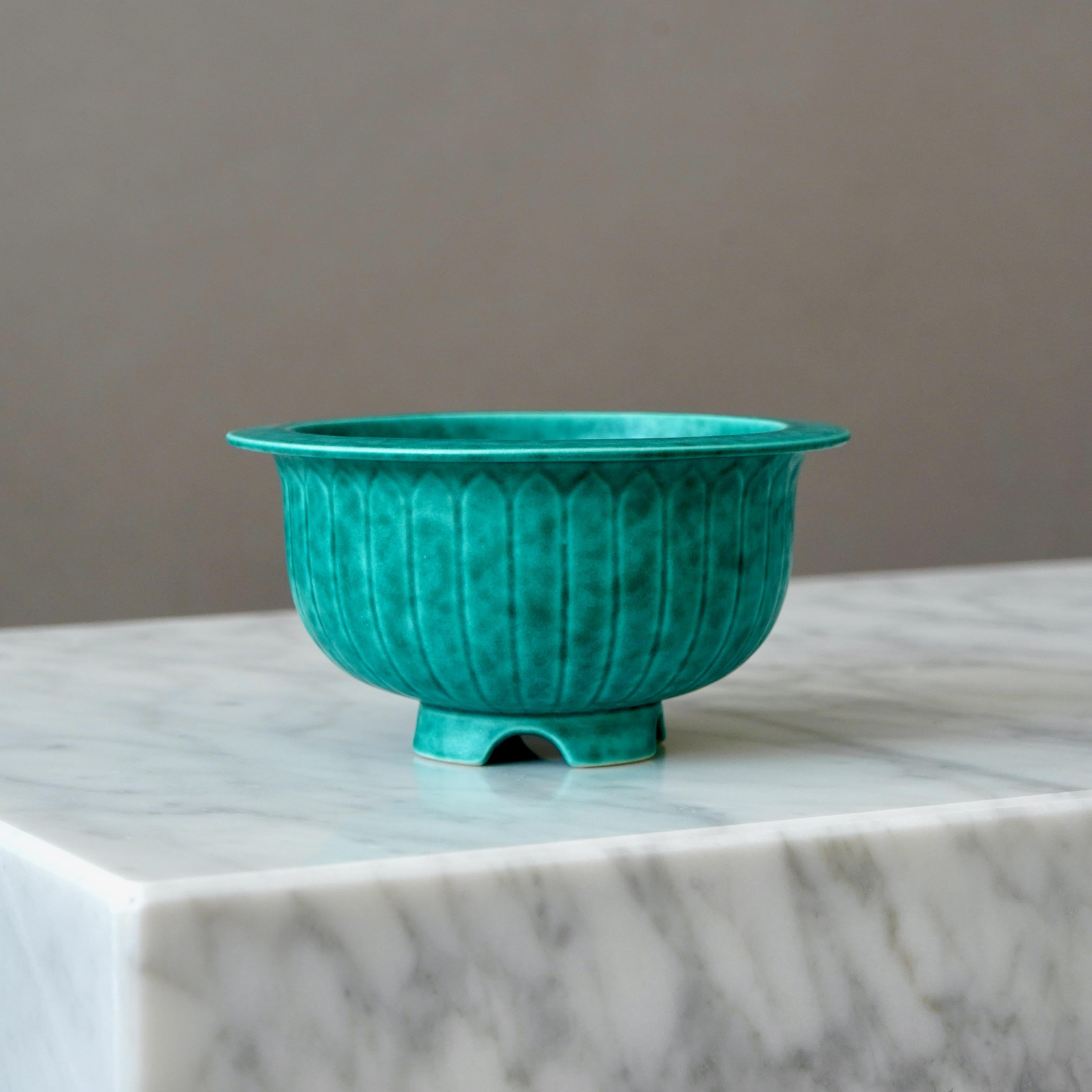 XX secolo Ciotola con piede verde di Wilhelm Kage per Gustavsberg, Svezia, anni '30 in vendita