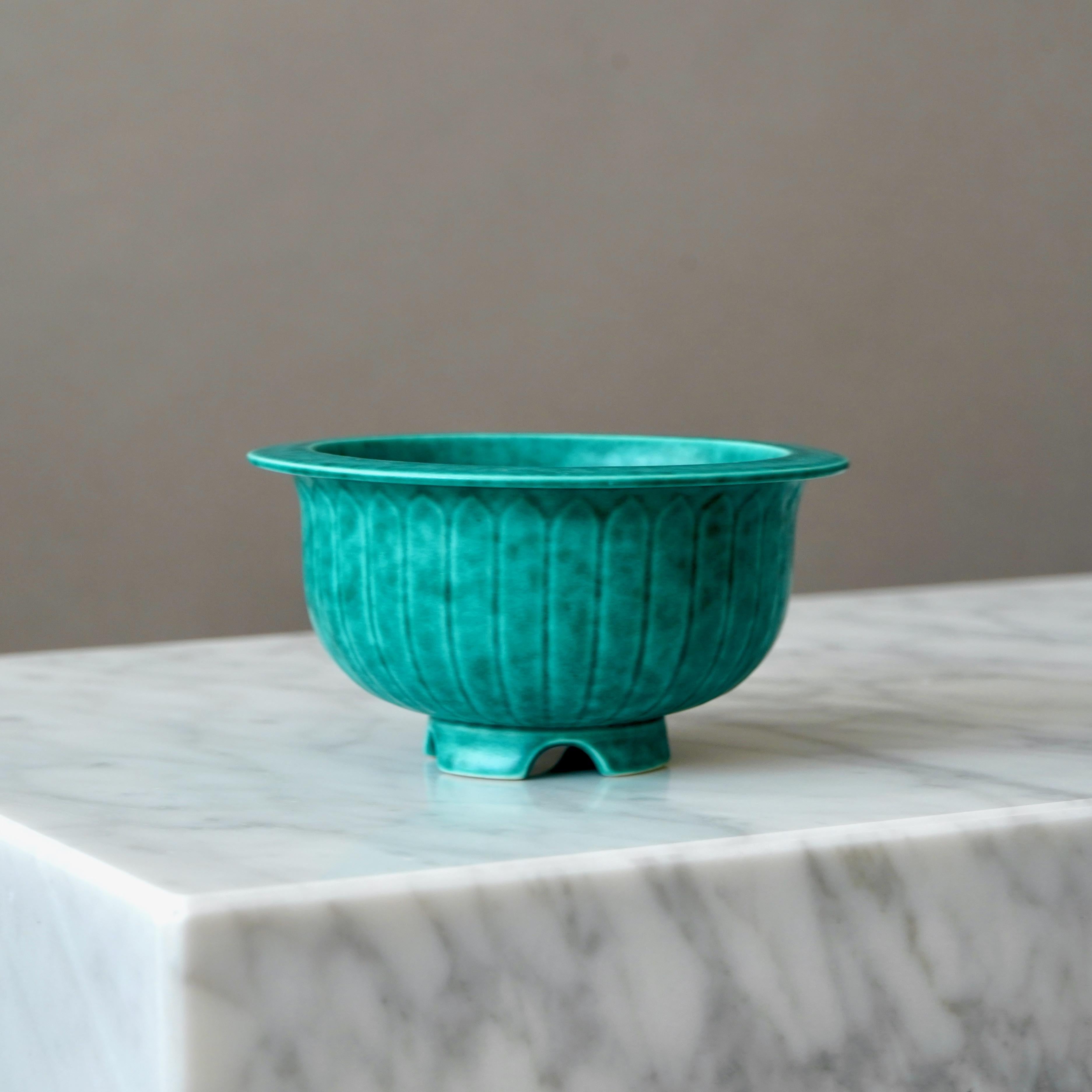 Ceramica Ciotola con piede verde di Wilhelm Kage per Gustavsberg, Svezia, anni '30 in vendita