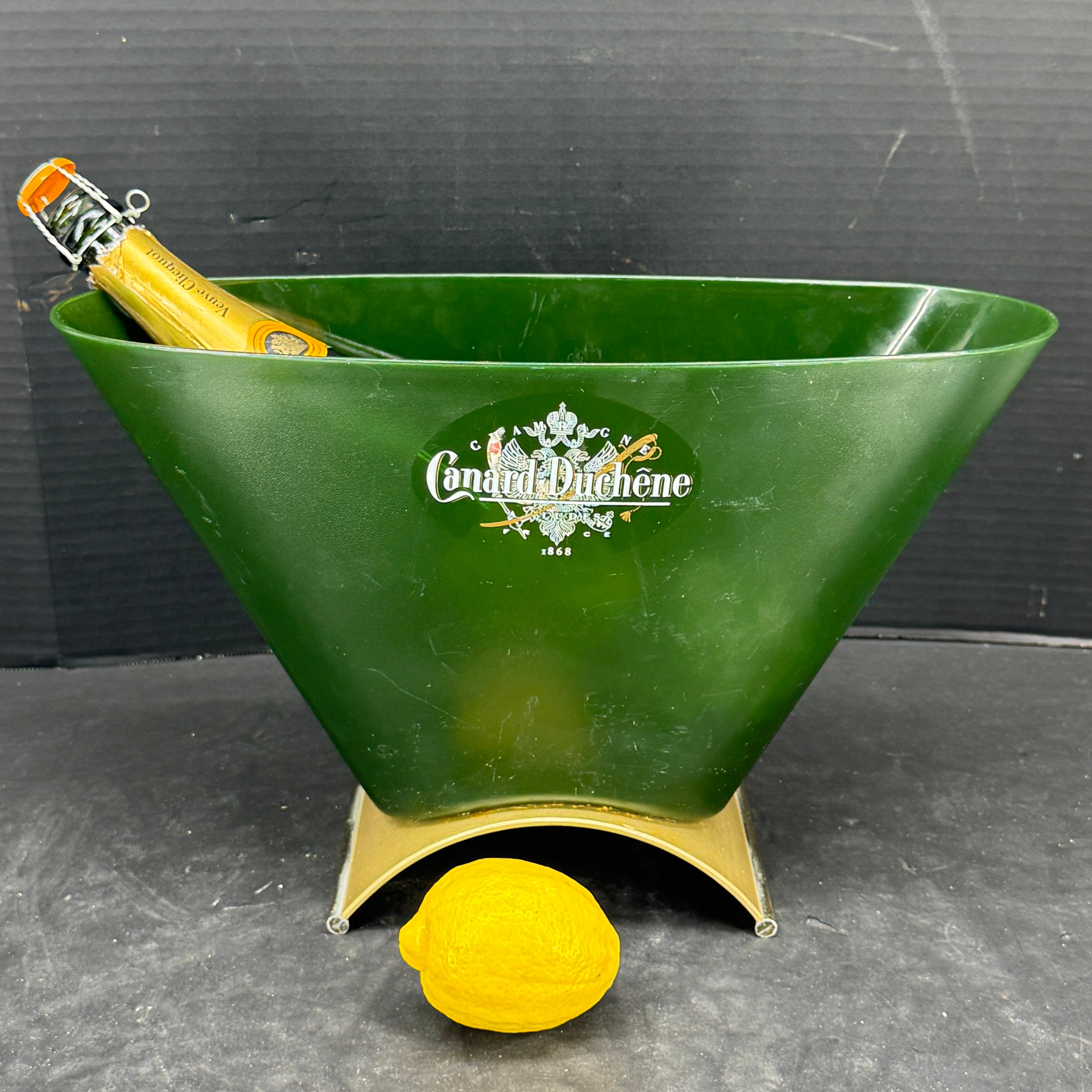 Cubo enfriador de champán francés vintage, años 60 Francia. Estos cubos de champán procedentes de Francia se utilizaban en los años 50 y 60 y solían llevar el nombre del fabricante. Este cubo de acrílico verde lleva la etiqueta Canard-Duchene. Estos