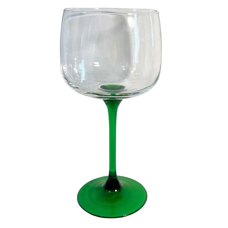 Un ensemble de 7 verres à vin français avec des corps transparents et des tiges en verre vert. Créé en France dans les années 1970 par Luminarc. 

Dimensions :
3
