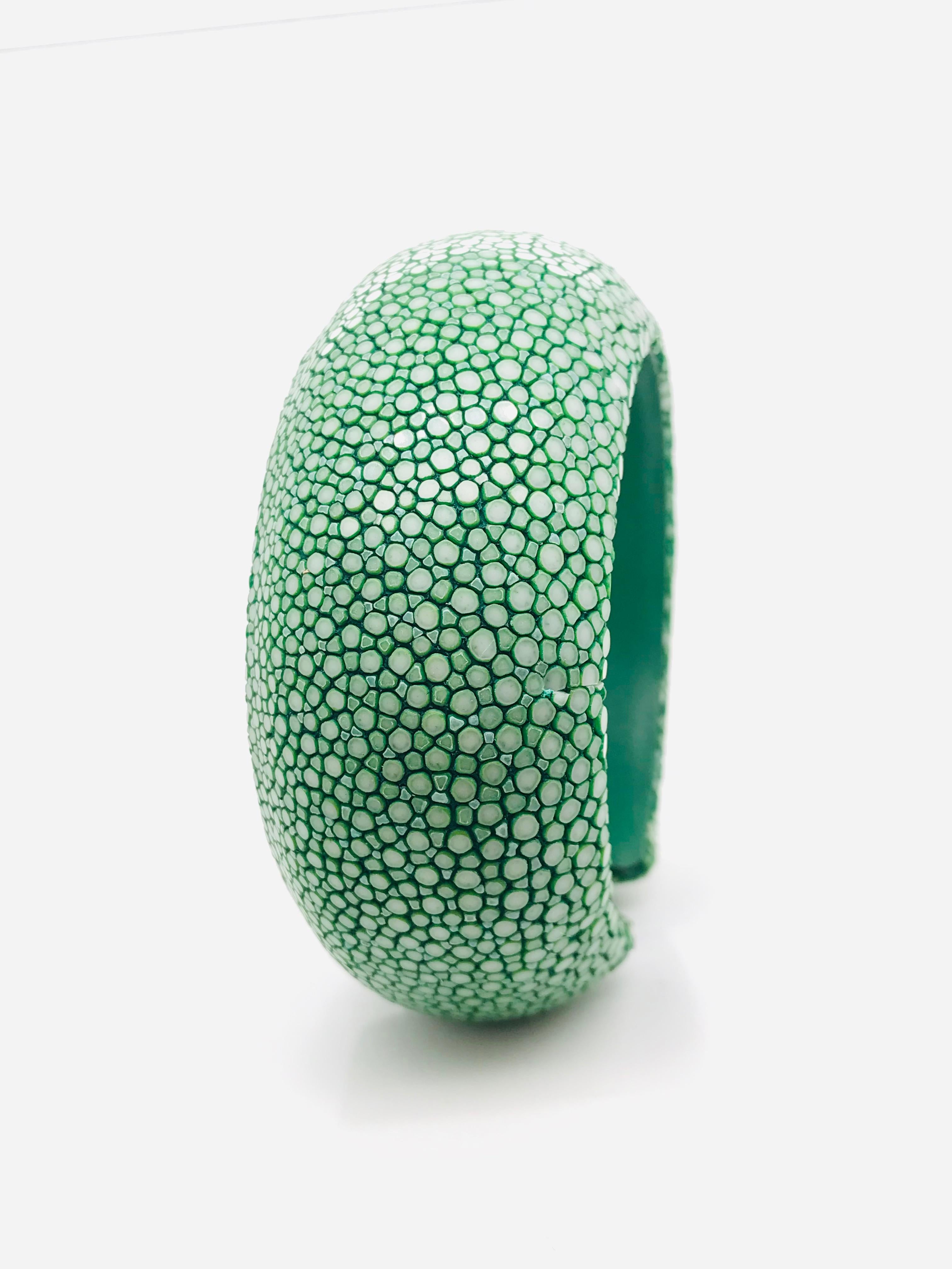 Discover this Green Galuchat Cuff Bracelet.
Green Galuchat Bracelet 
Width 5.3 cm 