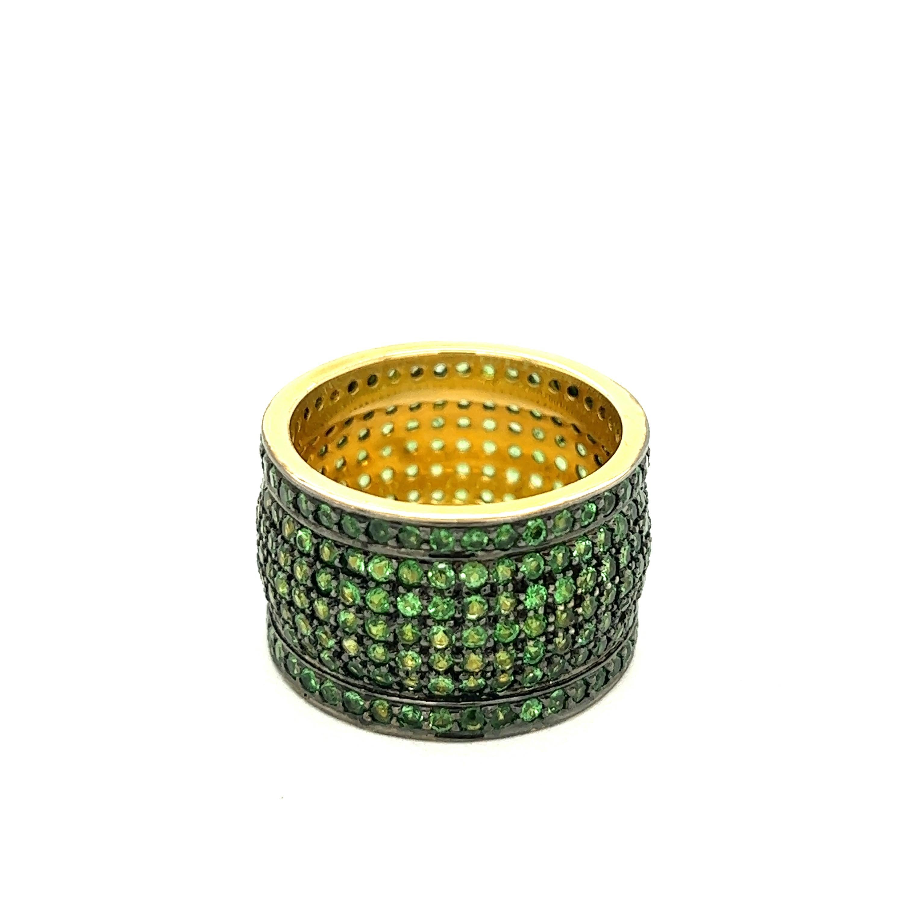 Green Garnet 14k Yellow Gold Band Ring

Round-cut green garnets set all over a 14 karat yellow gold band ring; band width 1.4 cm

Size: 8.5 US
Total weight: 10.3 grams